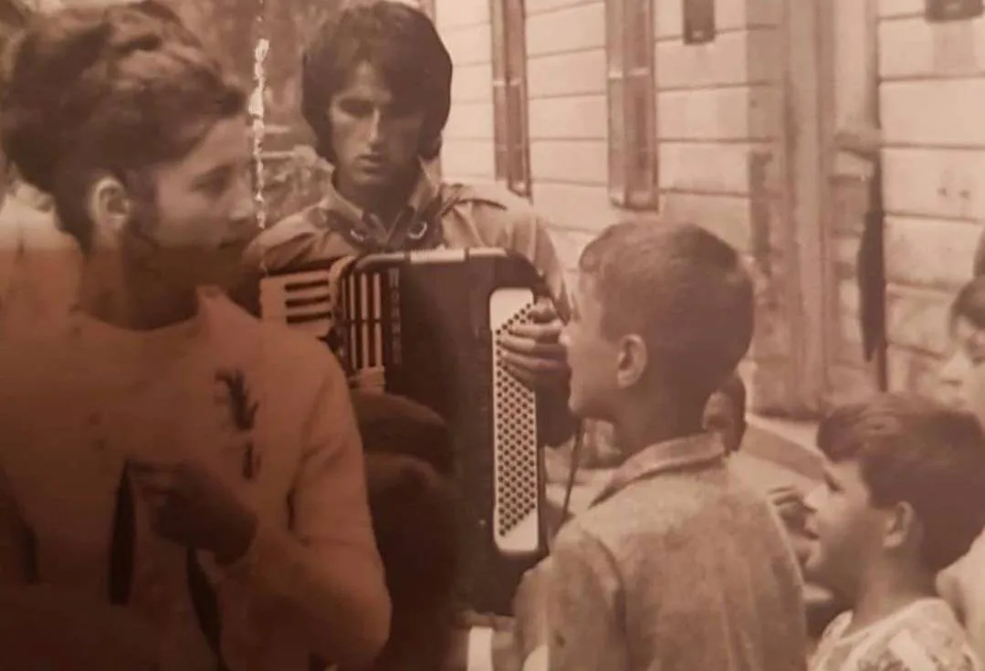 VREMEPLOV: Ko je muzičar sa fotografije iz mladosti? (FOTO) 2 8d352eb28b7efc5881ad81ed3e6e6ca8ce35d29a