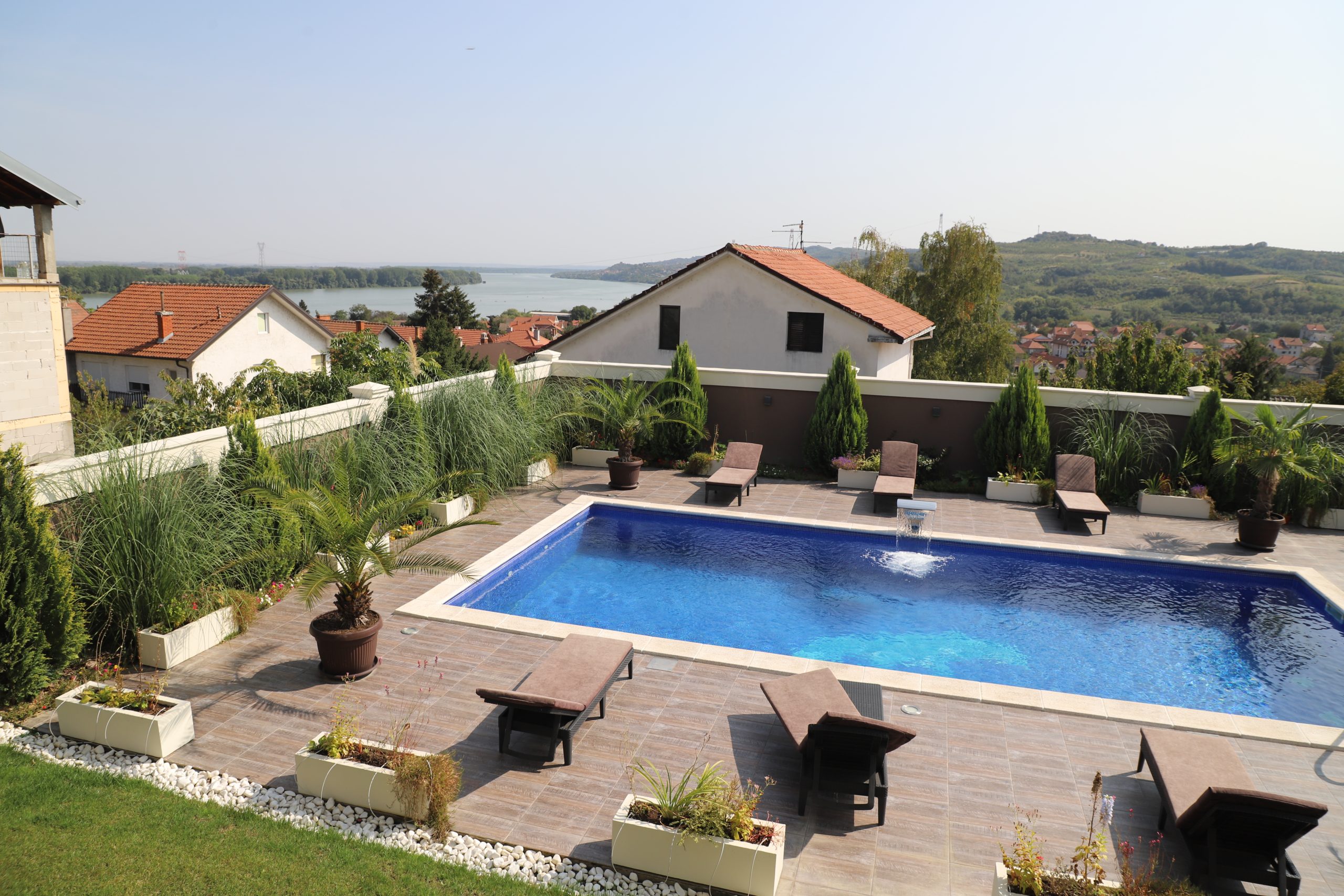 Pevacica prepisala sinu hotel