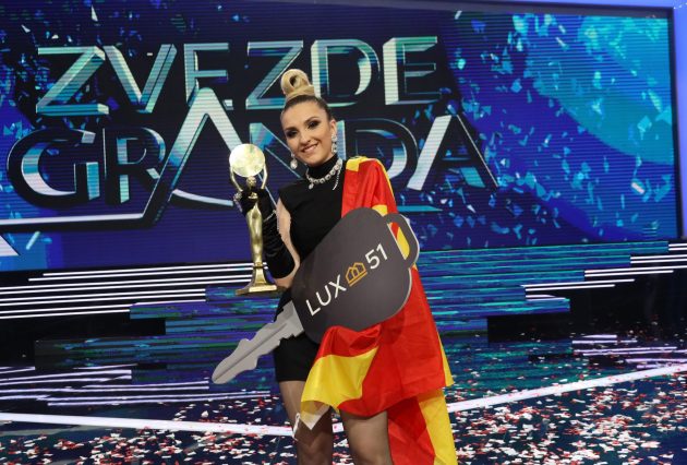 Dirljiv trenutak za pobednicu "Zvezda Granda": Priznanje koje ima posebnu težinu (FOTO) 19 SLAVICA ANGELOVA POBEDNIK ZG EMITOVANJE 24062023 FOTO MUNJA ok 4