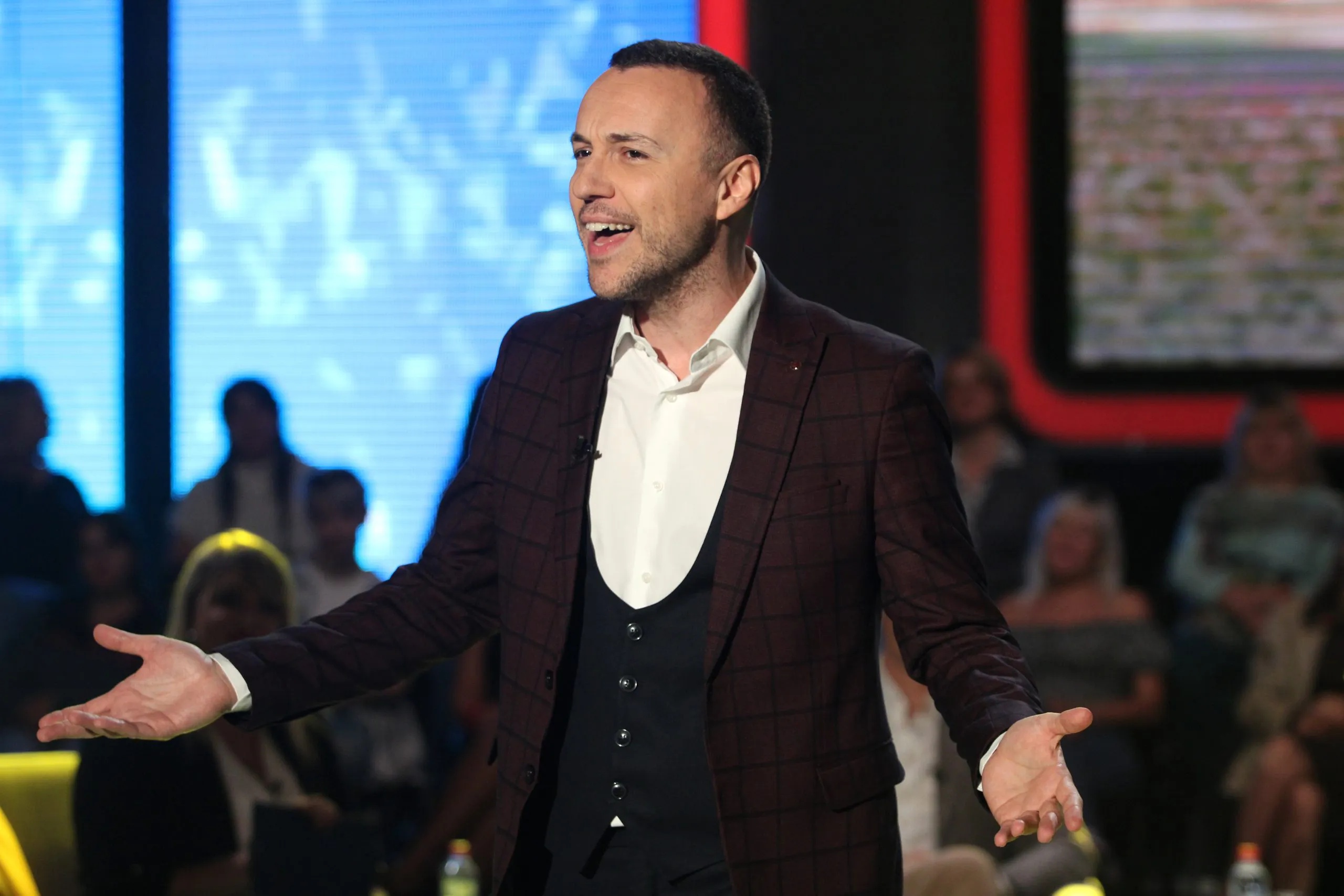 voditelj otkrio sa kojom pevacicom se ljubio bane mojicevic 3