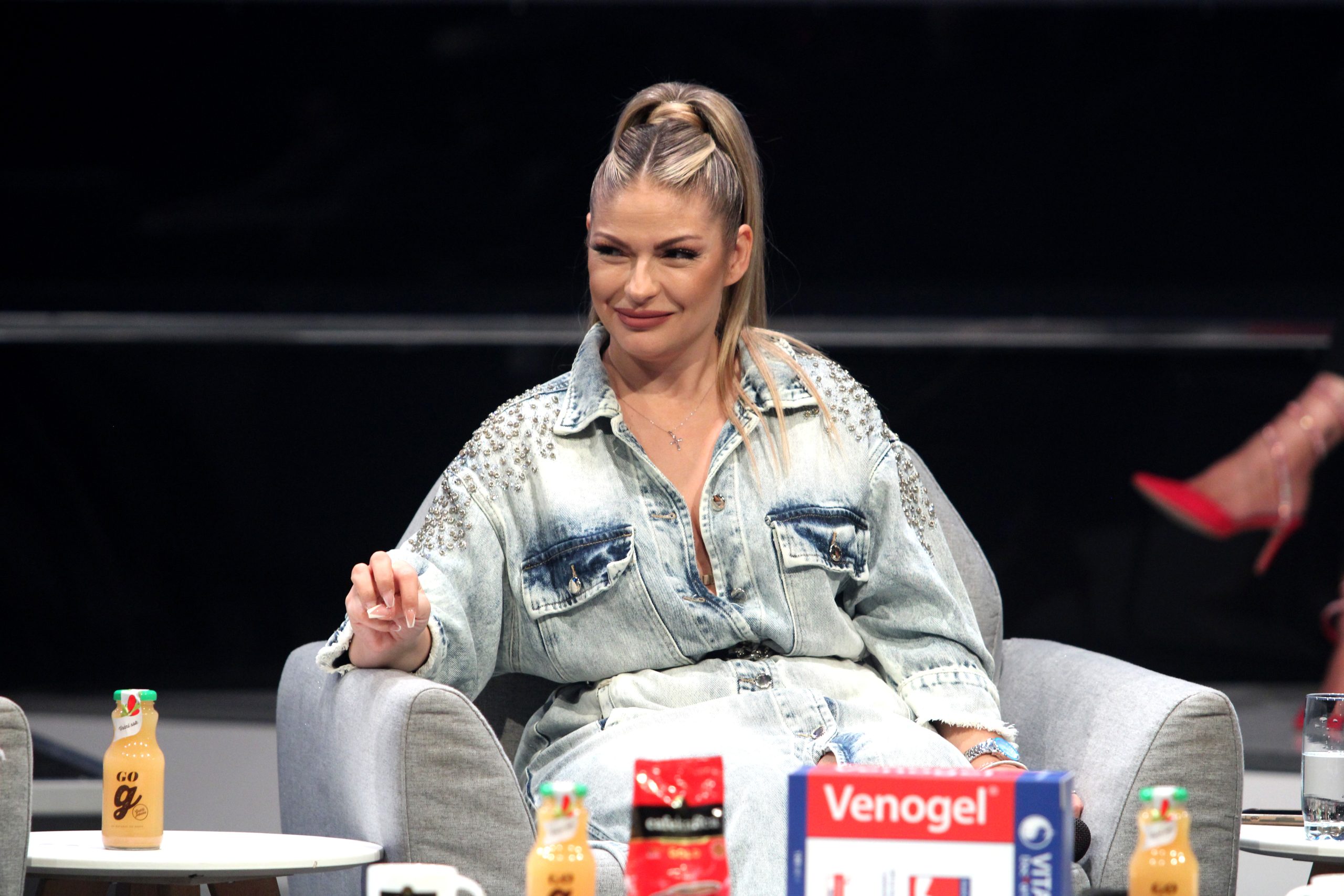 zbog zvezda granda bacala mikrofon