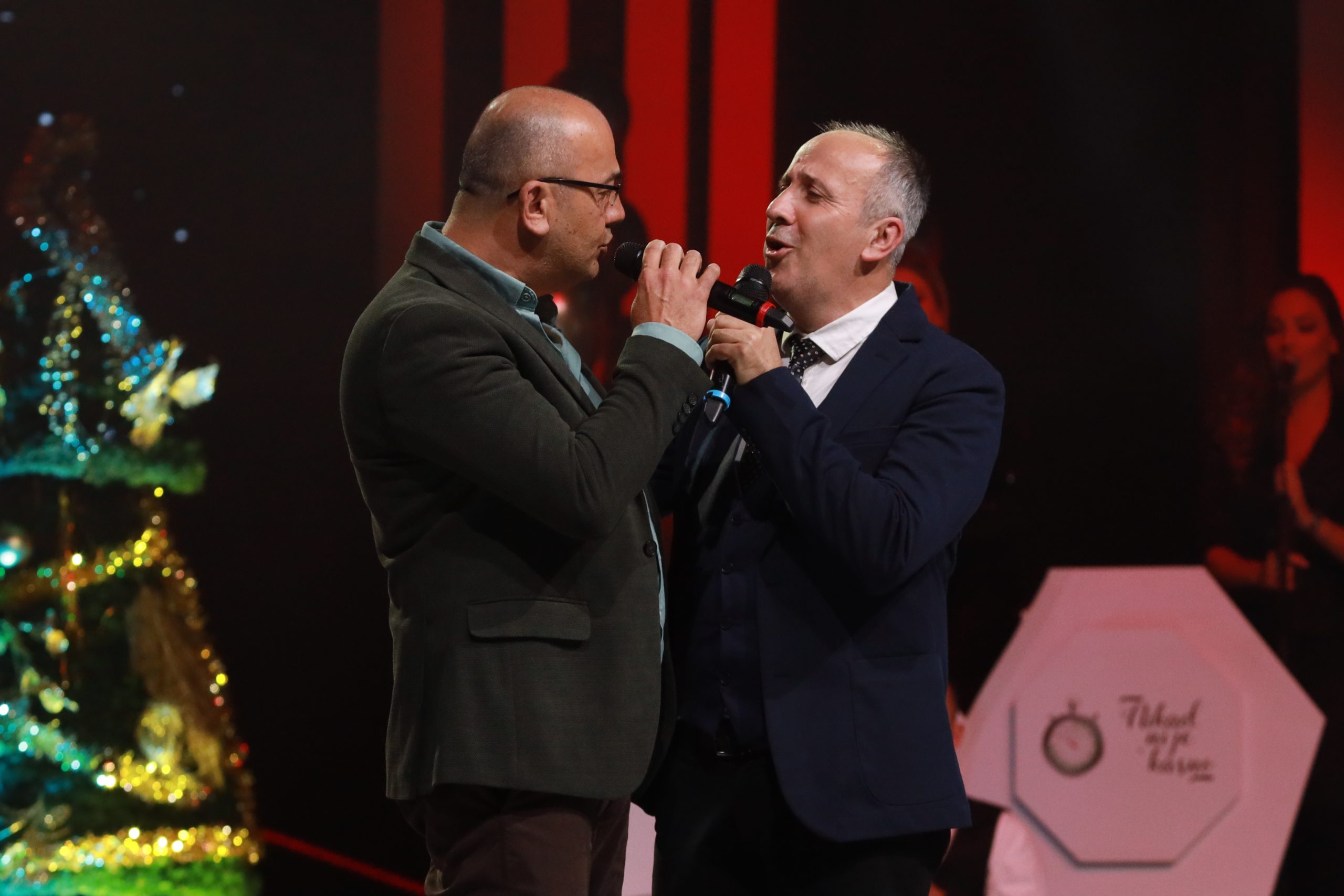 takmicar izveo brata bliznaca na scenu 3