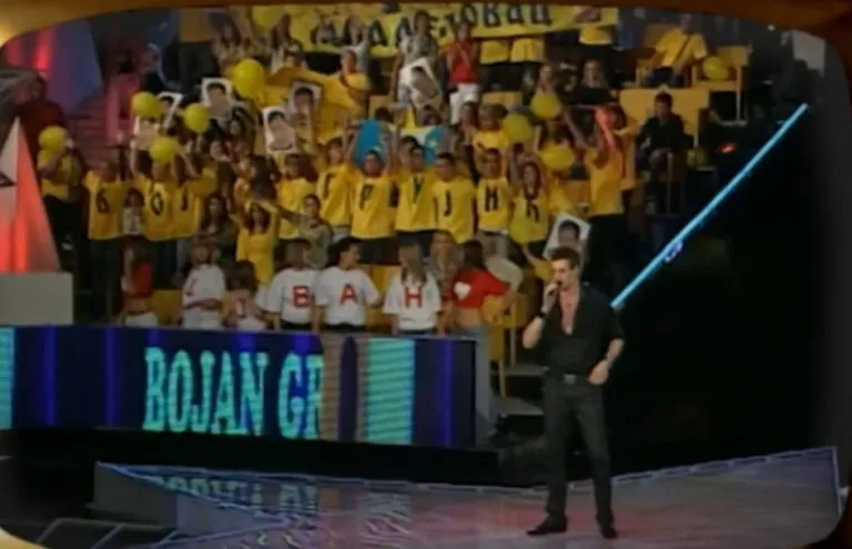 Danas je najzgodniji pevač na estradi, a na audiciji za "Zvezde Granda" bio kost i koža (VIDEO) 8 grujic bojan 768x495 1