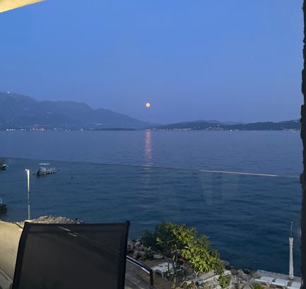 Pevač ima vilu na moru koja tokom noći menja boje (FOTO) 8 Capture 11