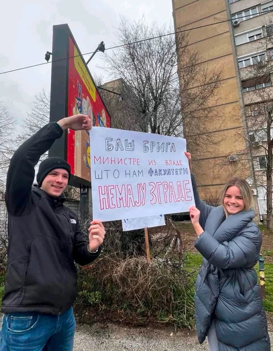 Učesnica "Nikad nije kasno" sa decom na protestu u Kragujevcu, objasnila sve u par reči FOTO 7 Mirjana Sretenovic 2