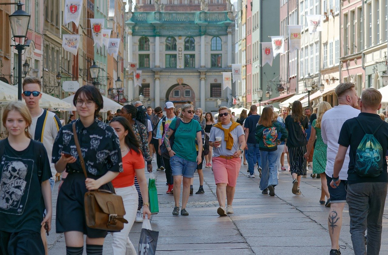 tourists 8091313 1280