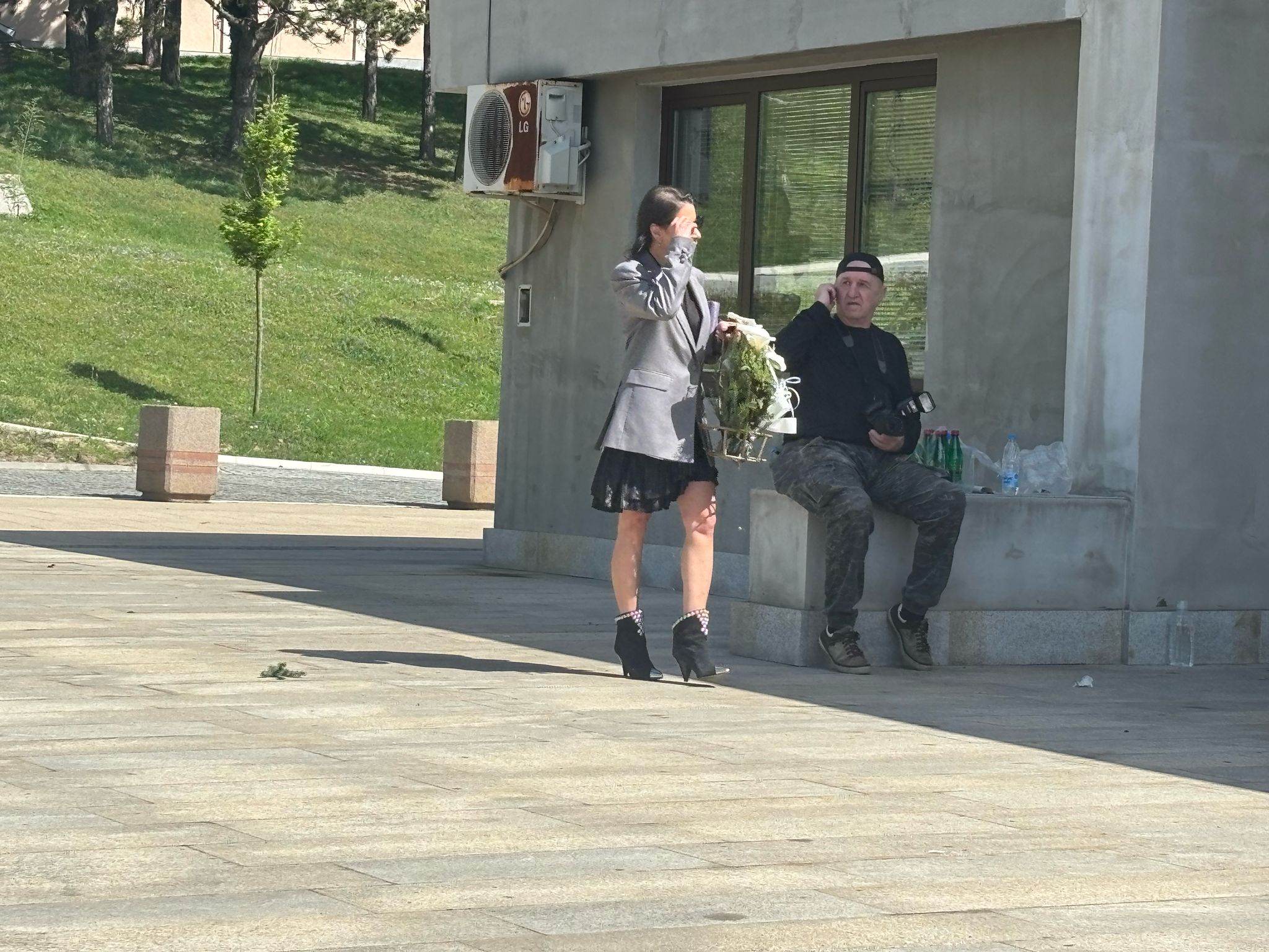 Poslednji ispraćaj Grandove voditeljke: Suprug i ćerke neutešni, poznati pristižu na groblje (VIDEO) 17 IMG 20250421 WA0056