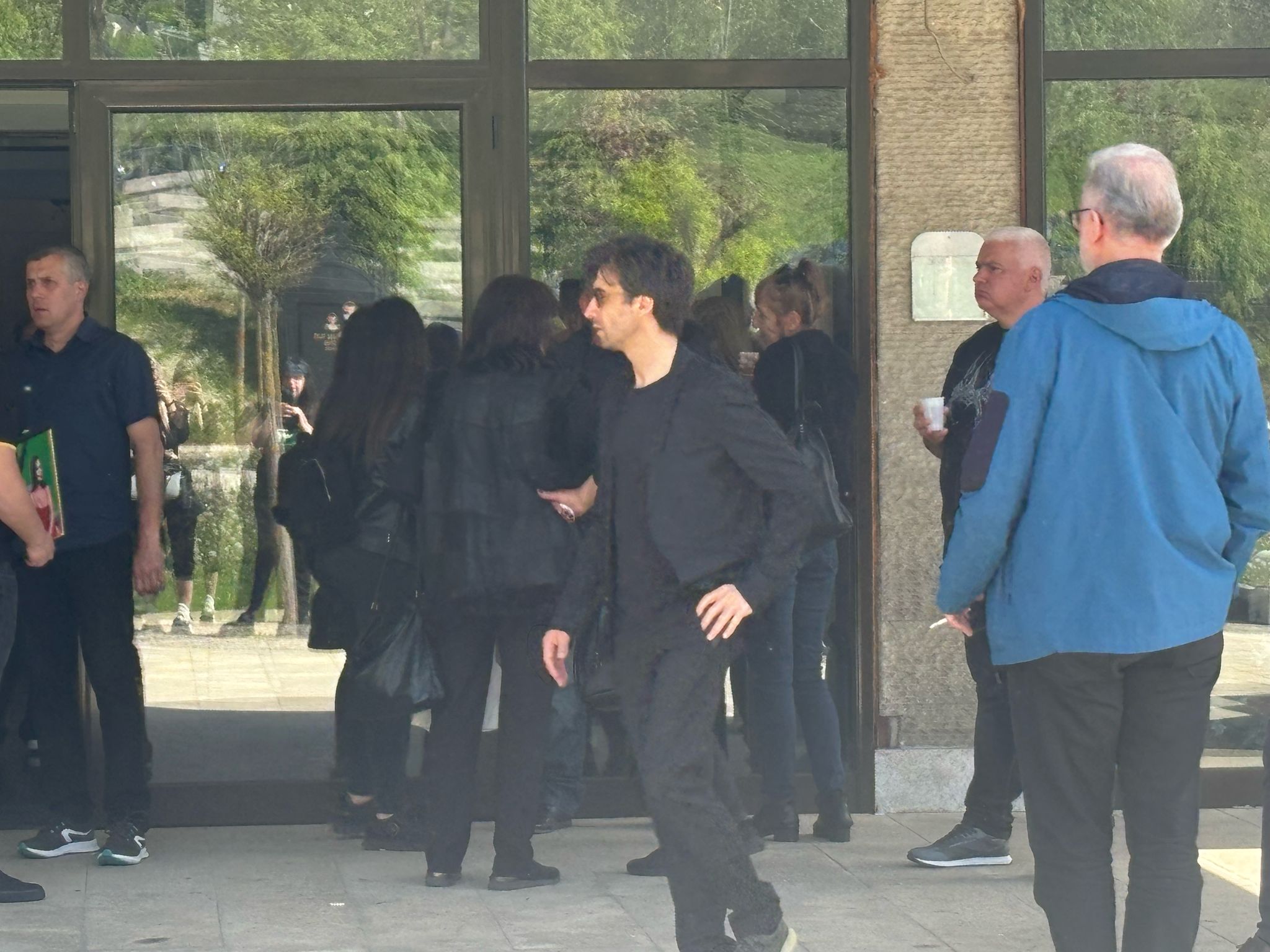 Poslednji ispraćaj Grandove voditeljke: Suprug i ćerke neutešni, poznati pristižu na groblje (VIDEO) 15 IMG 20250421 WA0081
