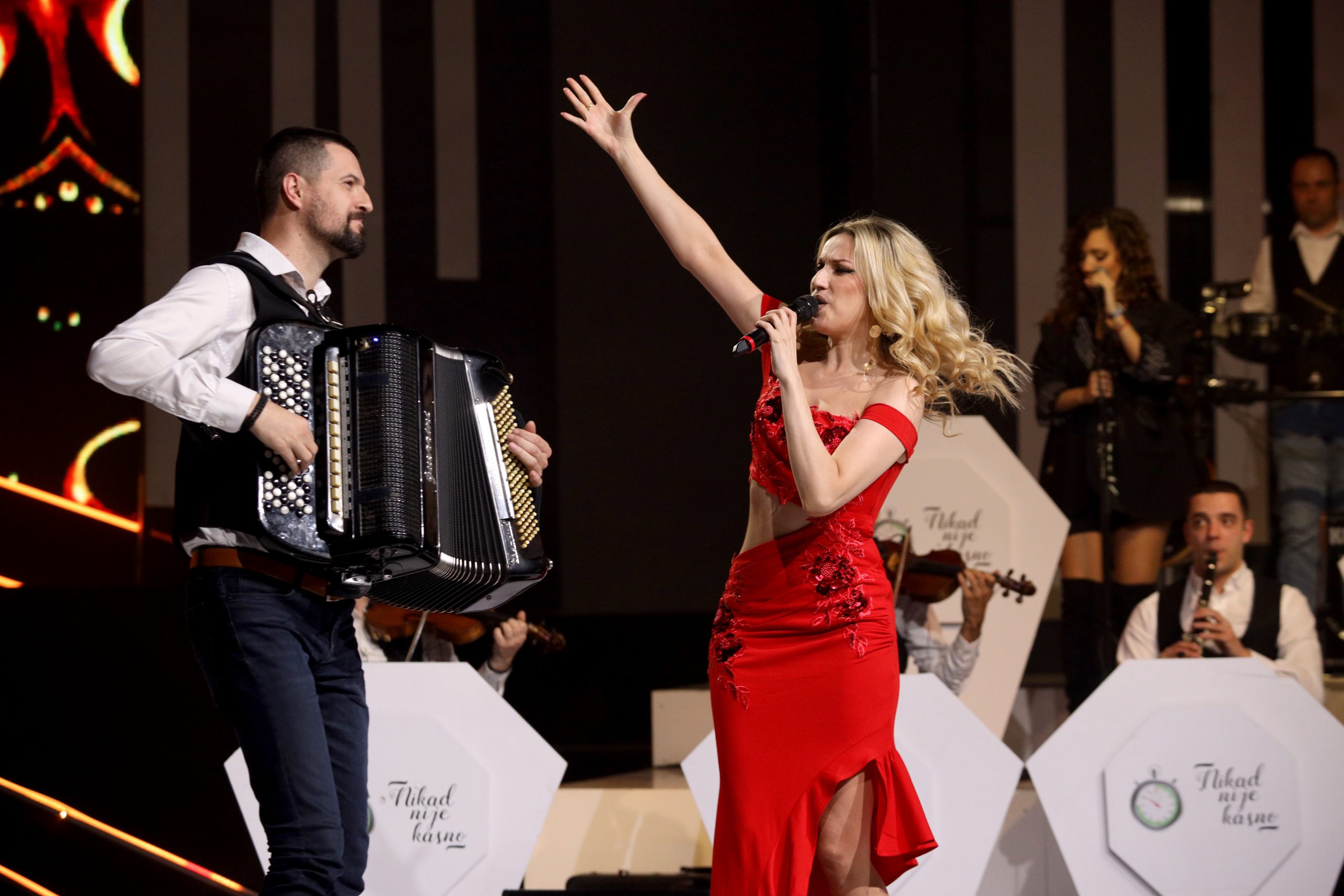 Kao da je film na sceni: Rada kao Vlajna pleše oko Šumadinca Bokše VIDEO 8 RADA MANOJLOVIC NNK SNIMANJE 19032025 FOTO MUNJA 47 ok
