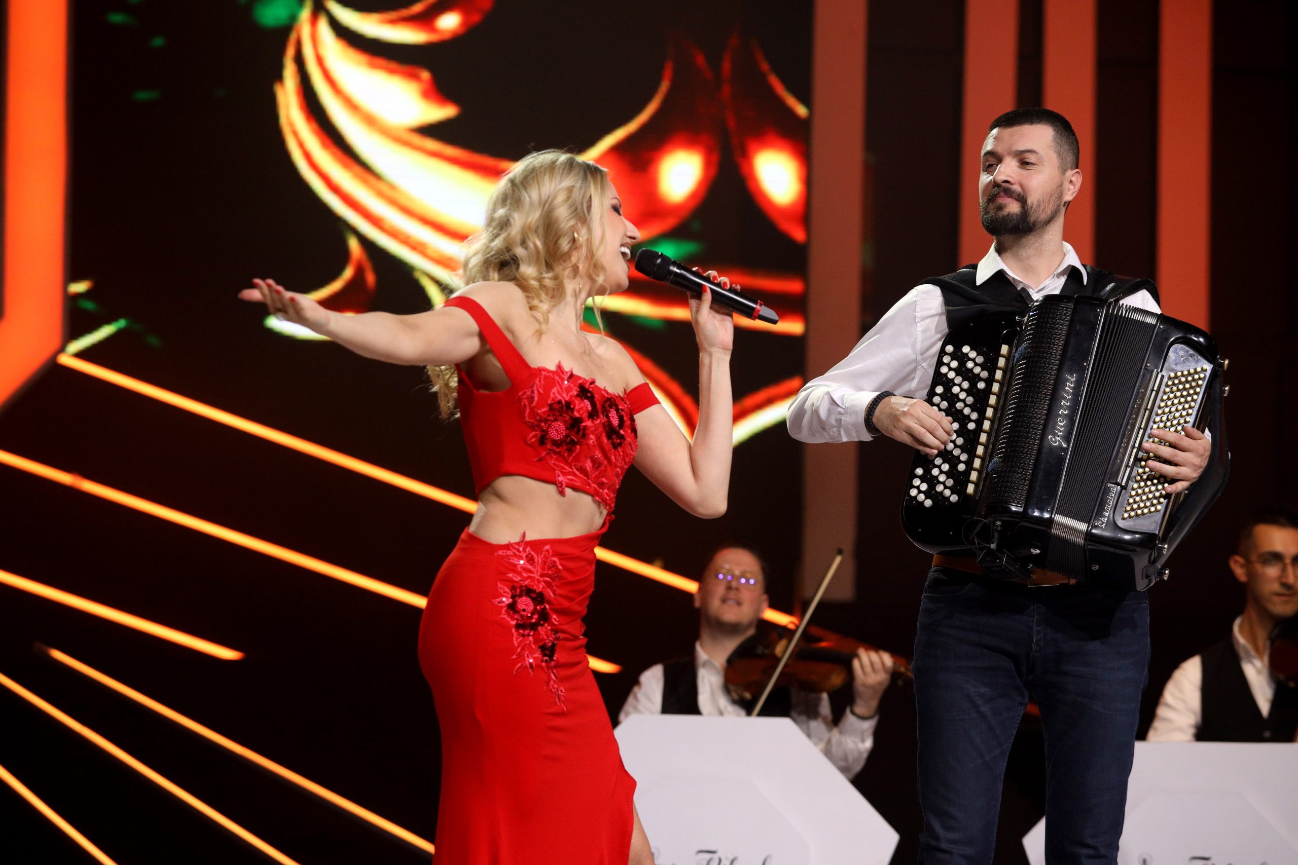 Kao da je film na sceni: Rada kao Vlajna pleše oko Šumadinca Bokše VIDEO 7 RADA MANOJLOVIC NNK SNIMANJE 19032025 FOTO MUNJA 51 ok