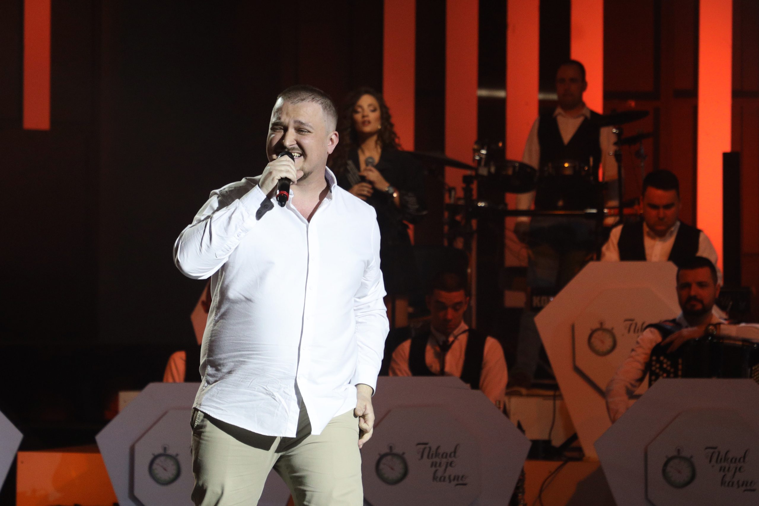 Emocije na vrhuncu: Aleksandar Popović oduševio rok standardom, ovacije za pevača i orkestar VIDEO 5 SASA POPOVIC NNK SNIMANJE 19032025 FOTO MUNJA ok