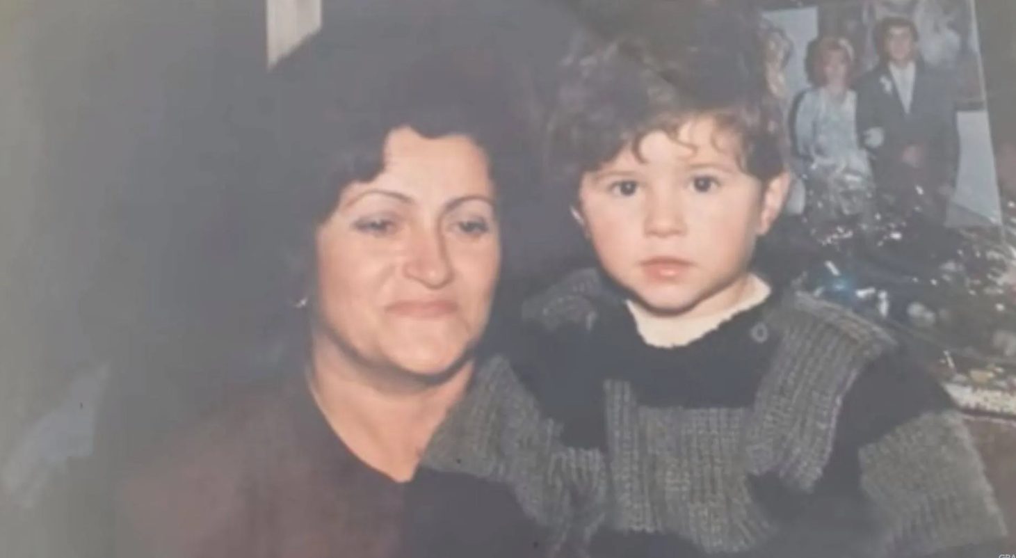 Od stola u kafani do zvezda domaće scene: Znate li ko je pevač na fotografiji? 6 Screenshot 2025 04 30 163453