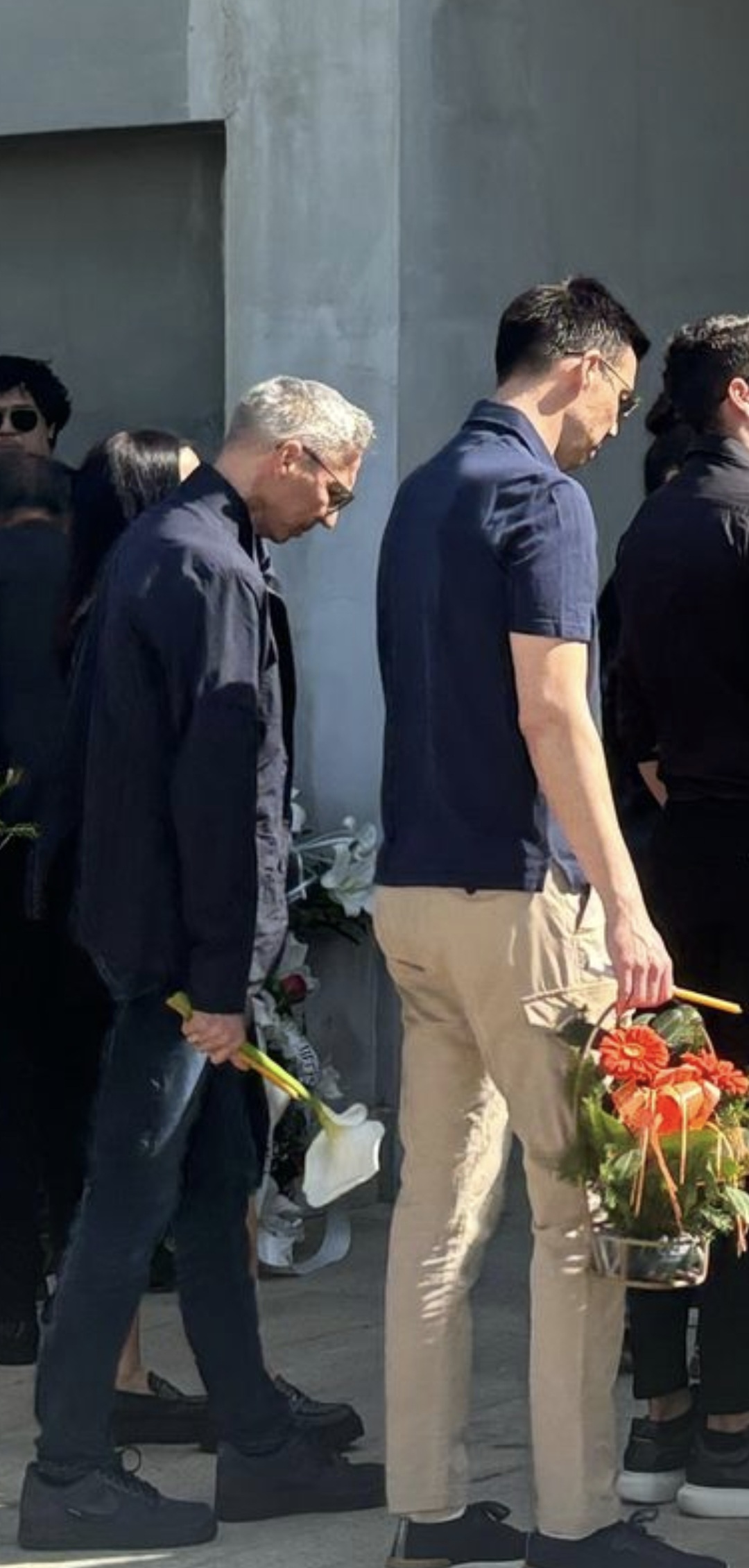 Poslednji ispraćaj Grandove voditeljke: Suprug i ćerke neutešni, poznati pristižu na groblje (VIDEO) 13 sahrana daniele boraceve