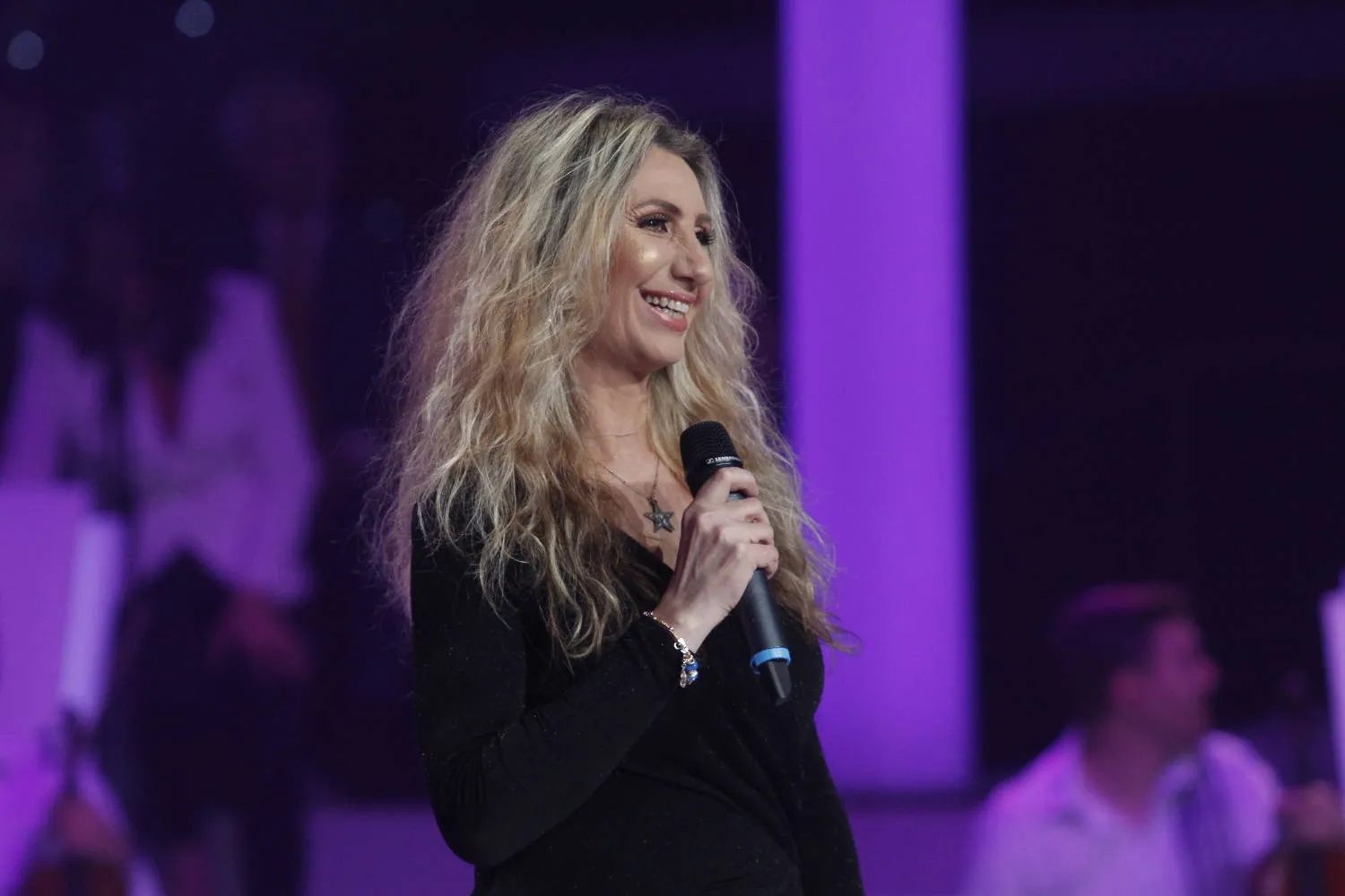 Maštala o sceni, a radila na njivi! Pevačici roditelji branili da se bavi pevanjem: "Bilo mi je jako teško" 6 image 11 15