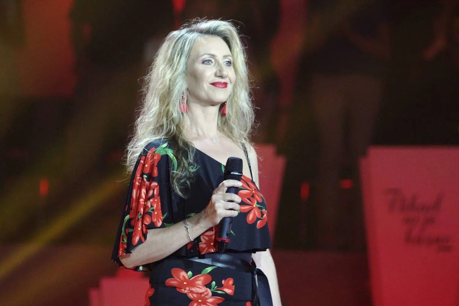 Maštala o sceni, a radila na njivi! Pevačici roditelji branili da se bavi pevanjem: "Bilo mi je jako teško" 5 image 11 17