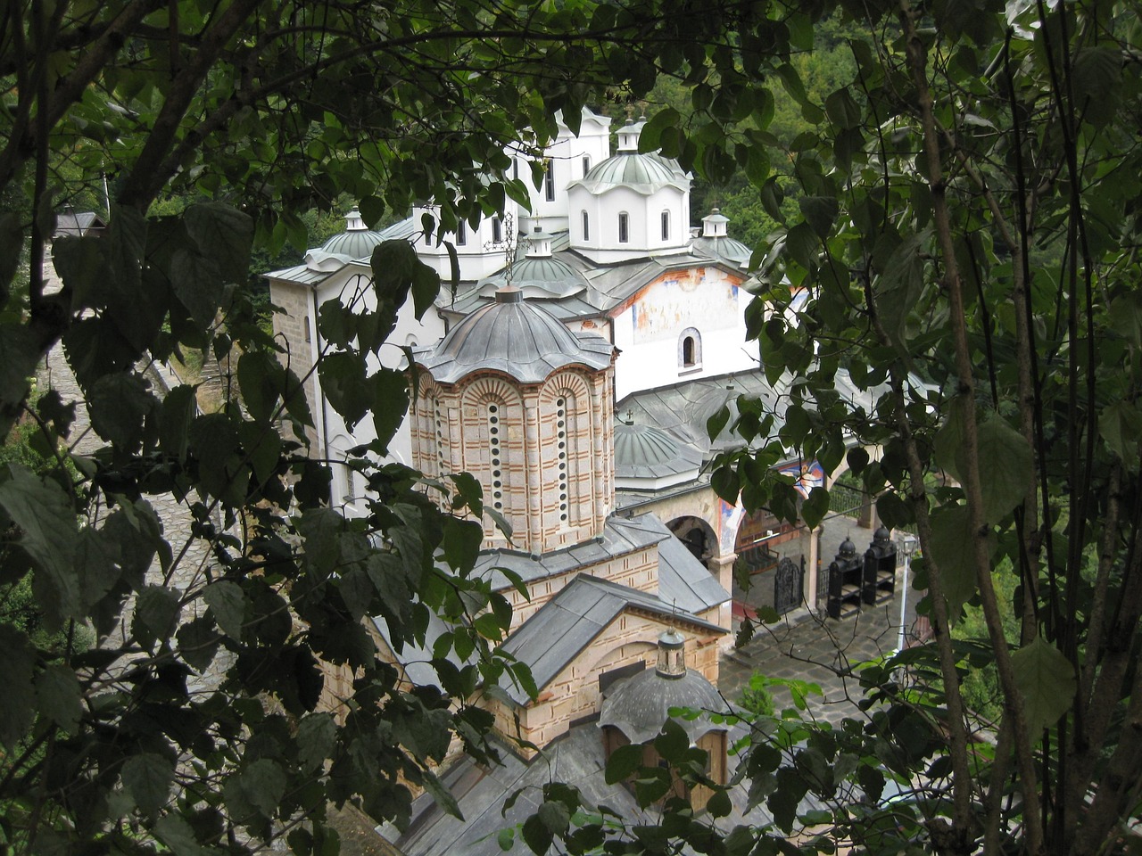 Danas je Veliki četvrtak, u nekim krajevima Srbije se baš sada farbaju uskršnja jaja 8 monastery 2694099 1280