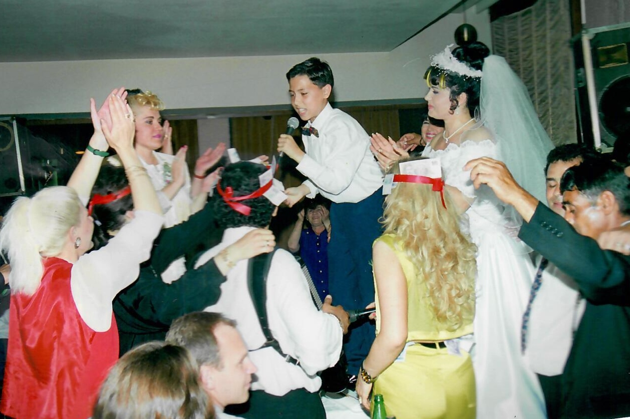 Nikad objavljene fotografije sa svadbe Zlate Petrović i Zorana Pejića: Pevačicin sin iz prvog braka pevao na stolu 10 svadba zlate petrović i peje, estrada na okupu