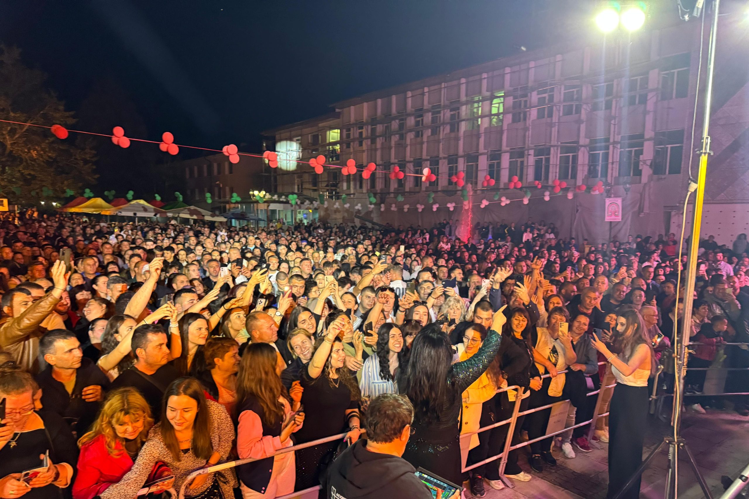 Dragana Mirković održala koncert na granici Grčke i Bugarske: Sišla u publiku, fanovi je obasipali poljupcima VIDEO 6 6688296a 6efd 423c a56a 272189f7f2c6