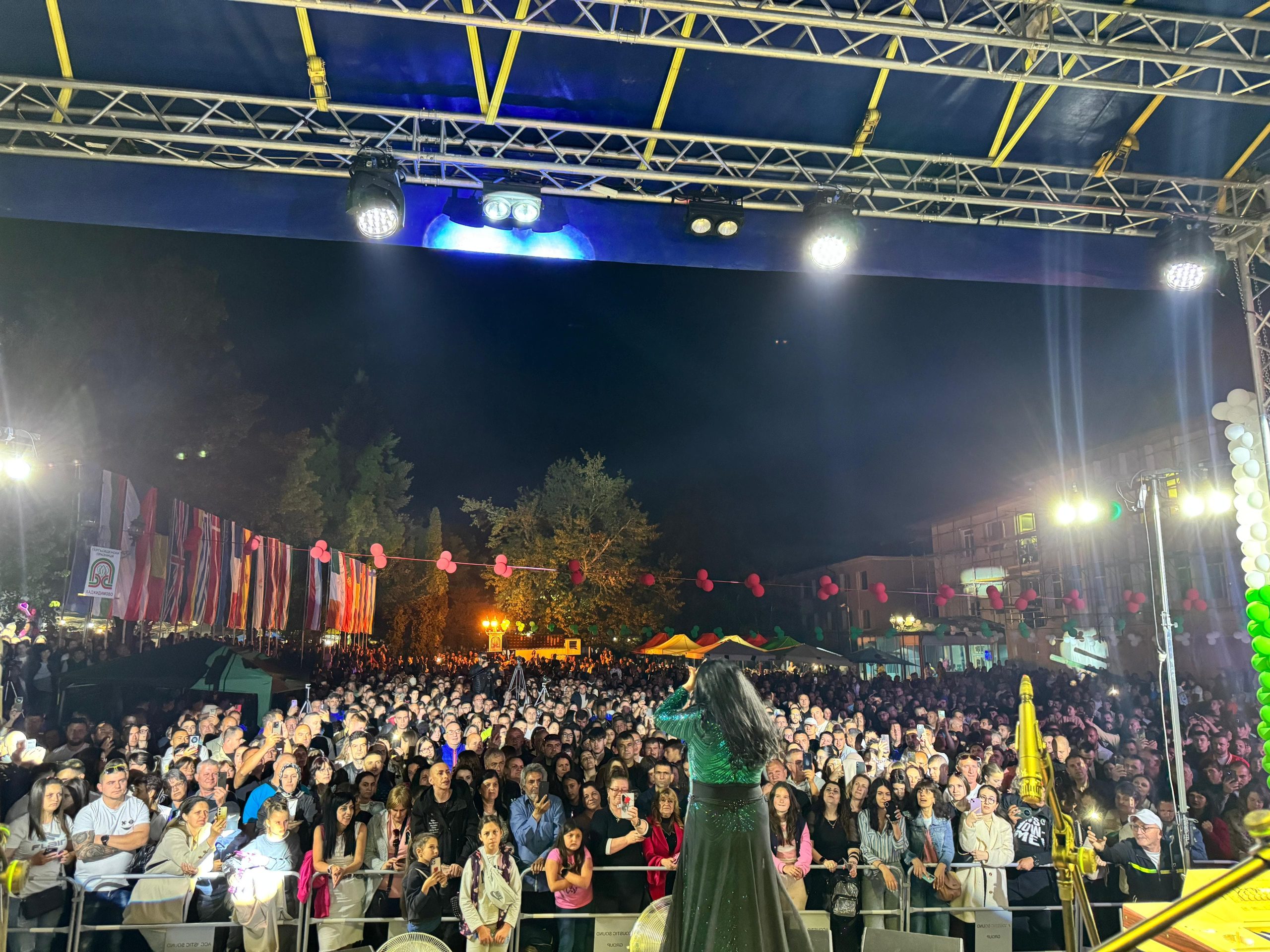 Dragana Mirković održala koncert na granici Grčke i Bugarske: Sišla u publiku, fanovi je obasipali poljupcima VIDEO 7 86d63946 d781 4f36 83ef 454566b1dabb