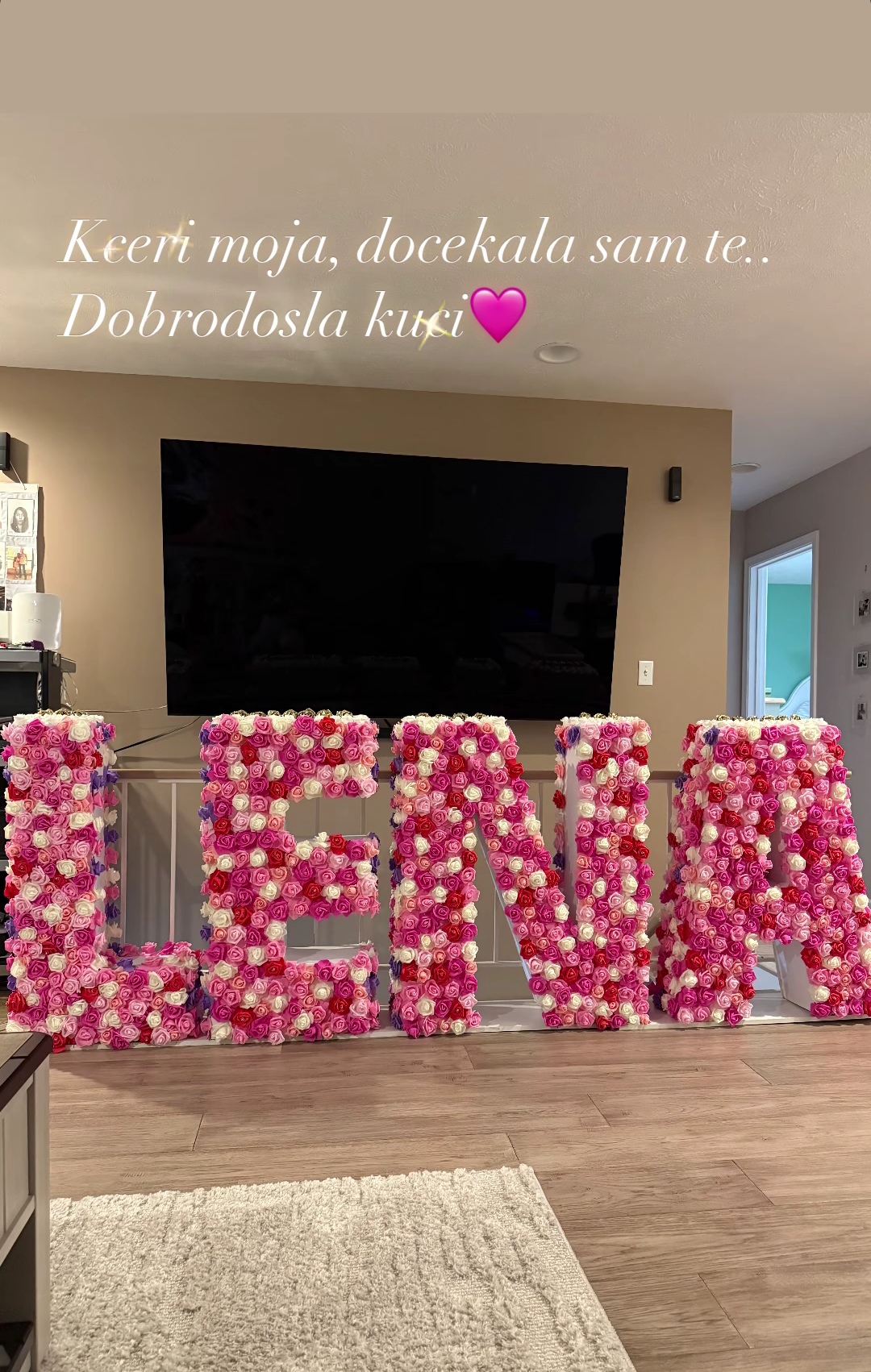 Duplo slavlje u domu zvezde Granda: Pevačica nakon porođaja ne može da obuzda emocije: "Dočekala sam te" FOTO 7 Azra Husarkic 4