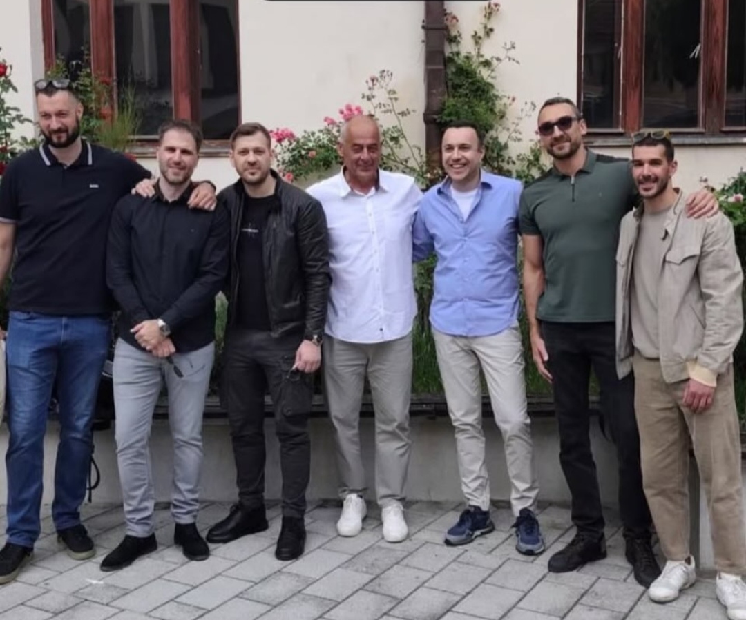 Kakva čast: Pobednica "Nikad nije kasno" na godišnjici mature pobednika "Zvezda Granda" VIDEO 6 Bane MOjicevic 1