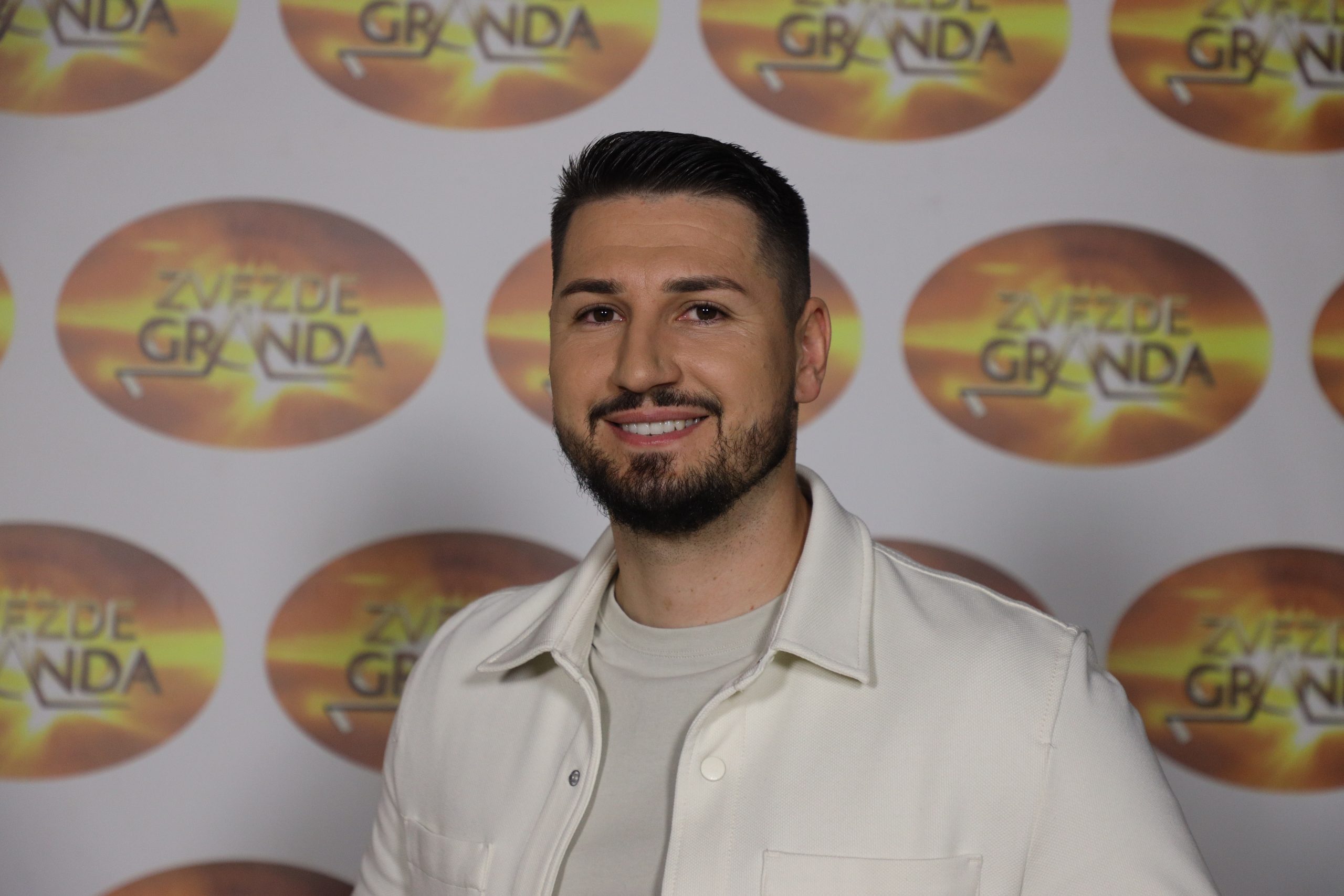 Elvis Mešinović ne izlazi na scenu pre nego što obavi poseban ritual: "Obavezno pola sata pre snimanja to radim" VIDEO 6 ELVIS MESINOVIC 29 GOD. VELIKA KLADUSABIH 5