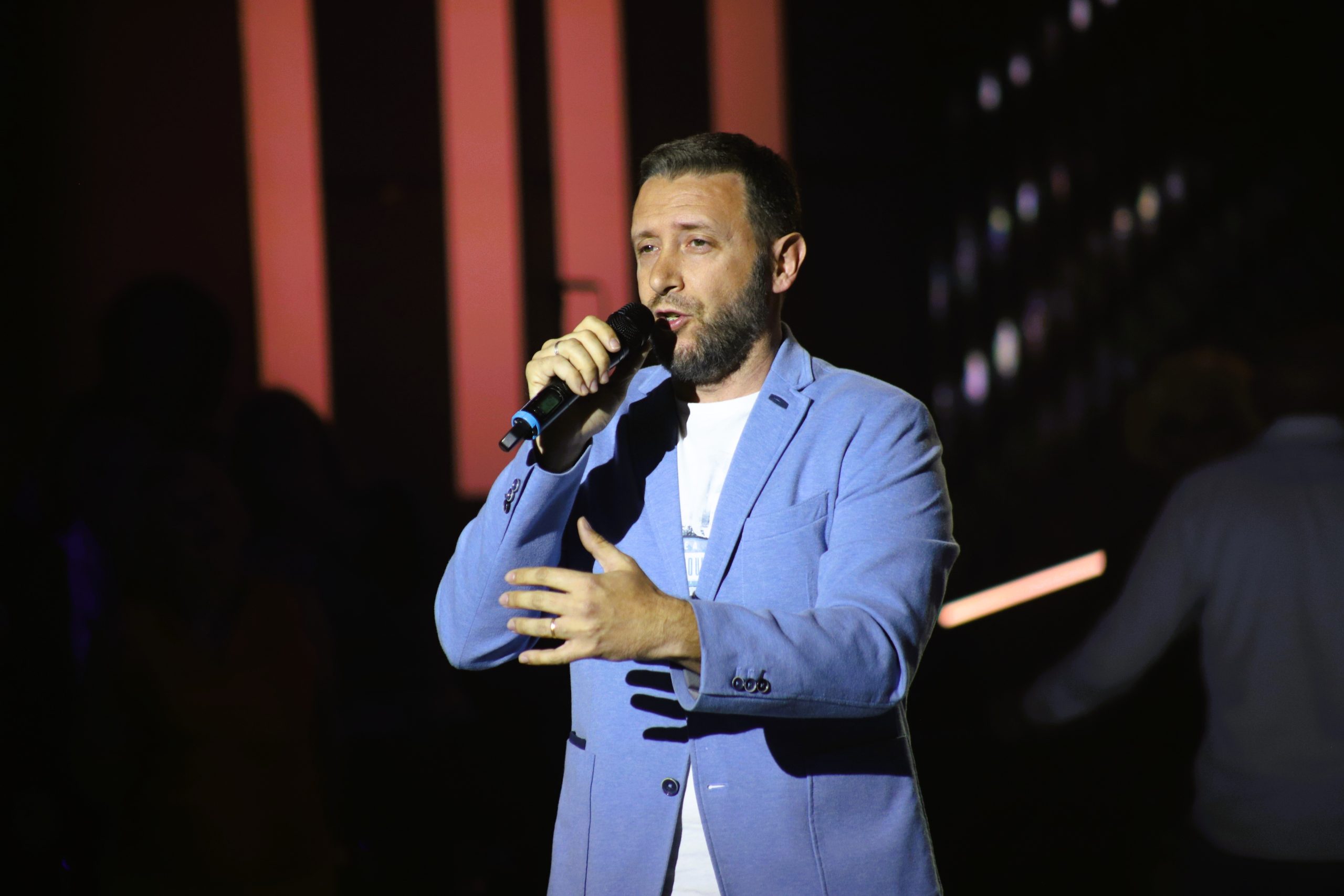 Spektakl na sceni, publika na nogama: ''Evo šta se desi kada se udruže Makedonka i Italijan'' (VIDEO) 5 IMG 0279