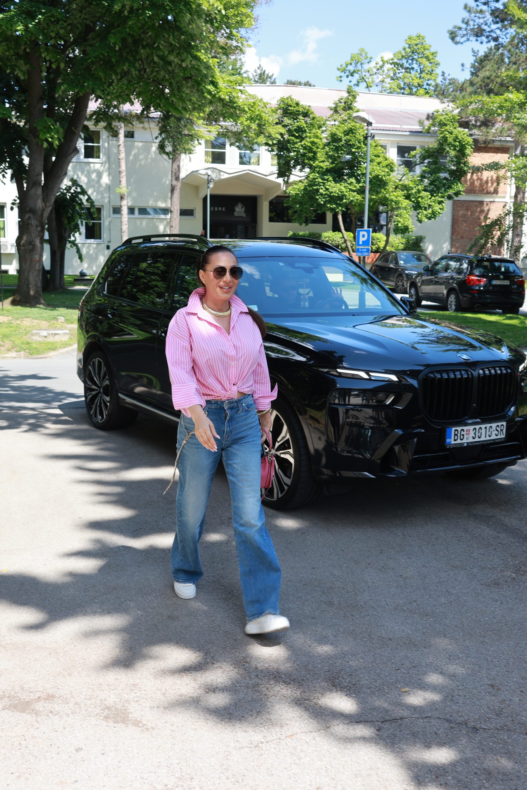 Ko je kriv za Cecino raspoloženje? Pevačica stigla u barbi fazonu, pa poručila: "Valjda se vidi" VIDEO 5 IMG 9517