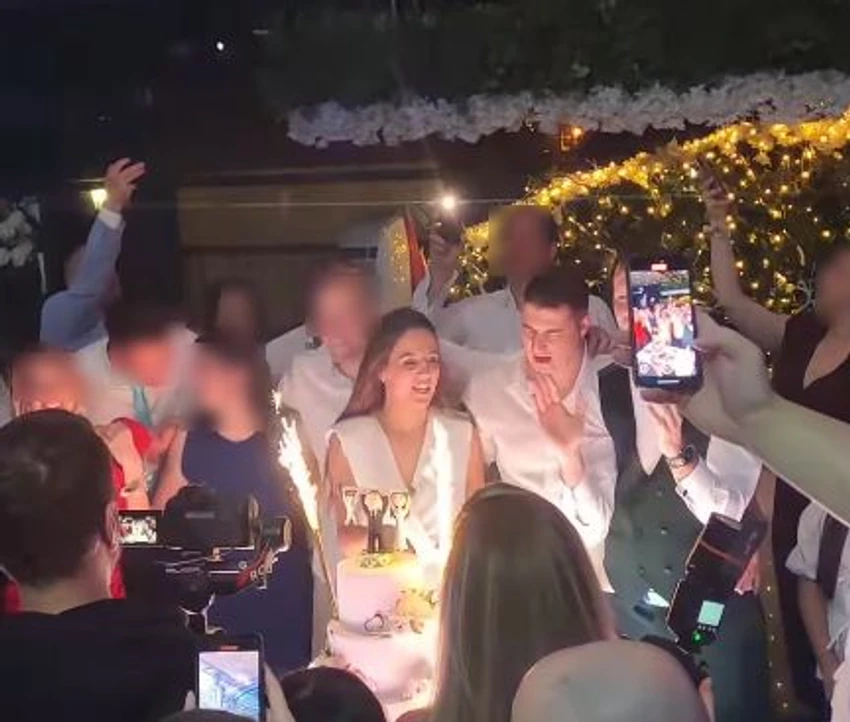 Oženio se sin Vanje Bulića: Gala slavlje održano u tajnosti u Beogradu (FOTO) 5 J 9k9kpTURBXy8wYjM4MDdjZWIyMTNiYmVmMmM4OTNmZTAyMDAzYmJhZC5qcGeRkwLNA1IA3gABoTAF