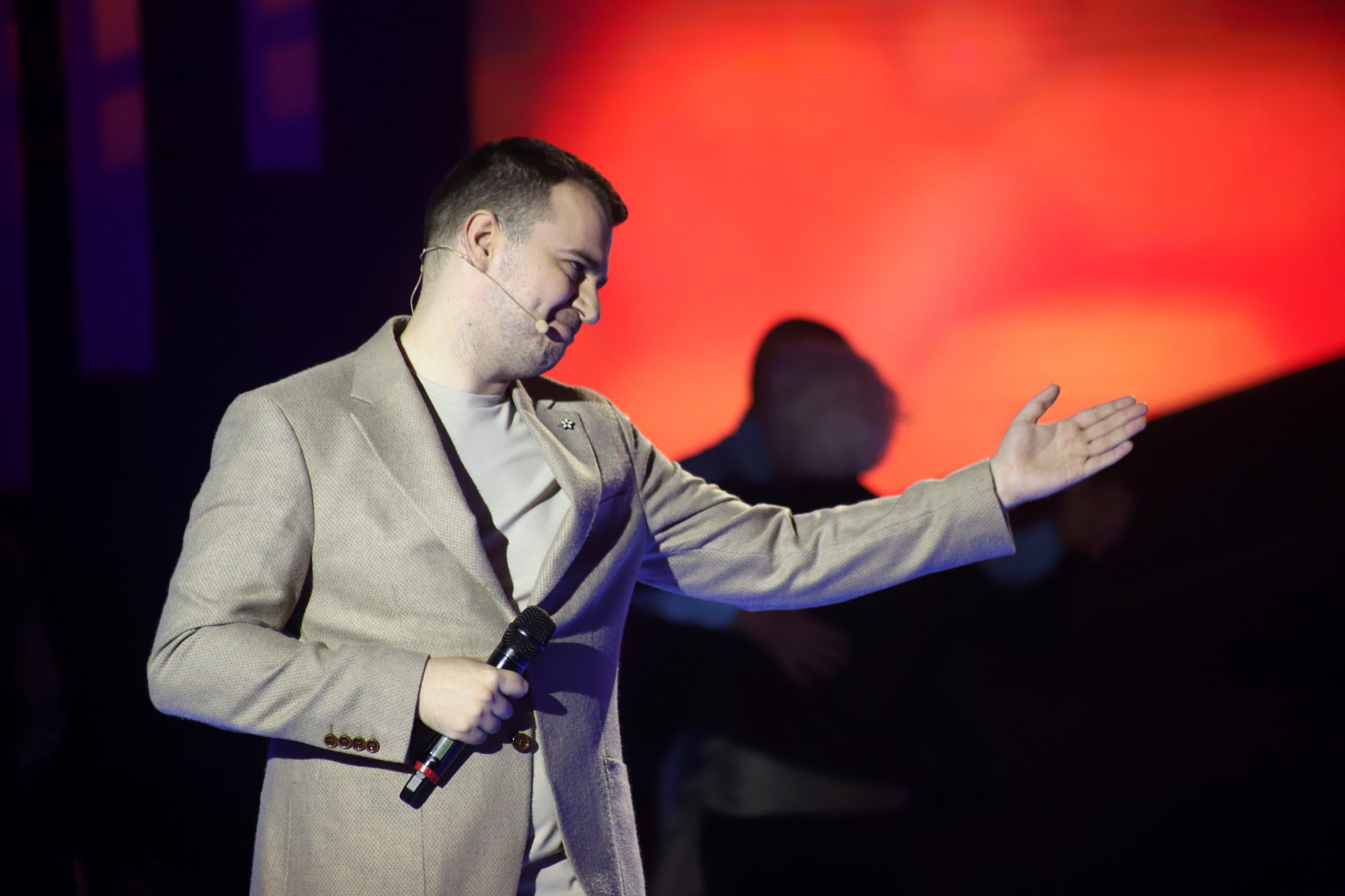 "I dalje sam najmlađi tata u parku" Miloš Brkić otkrio da uživa u igrama sa sinovima, koristi čak i lisice: "Deca su mi svestrana" VIDEO 7 MILOS BRKIC NNK SNIMANJE 07052025 FOTO ELENA 17 ok