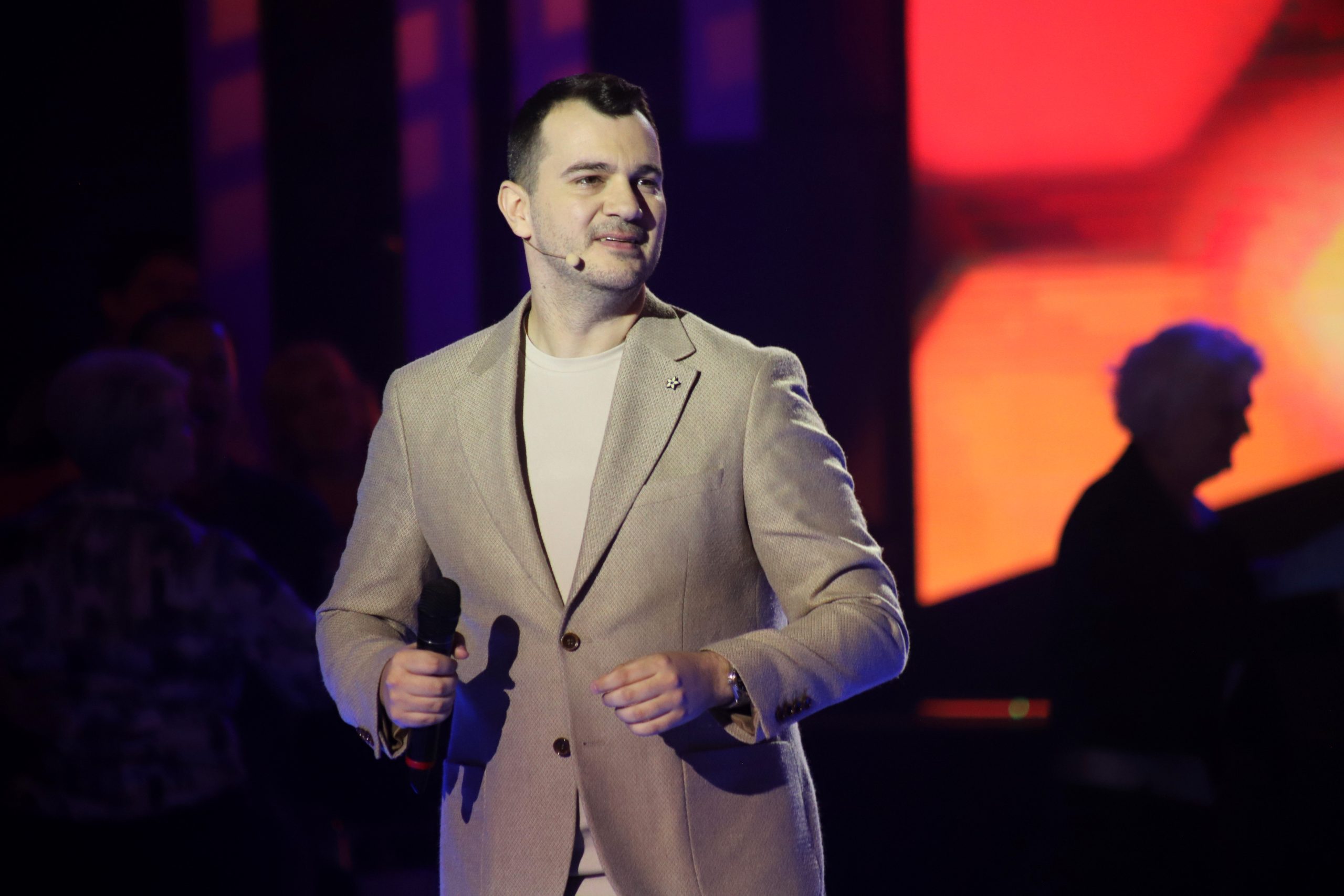 "I dalje sam najmlađi tata u parku" Miloš Brkić otkrio da uživa u igrama sa sinovima, koristi čak i lisice: "Deca su mi svestrana" VIDEO 6 MILOS BRKIC NNK SNIMANJE 07052025 FOTO ELENA 28 ok