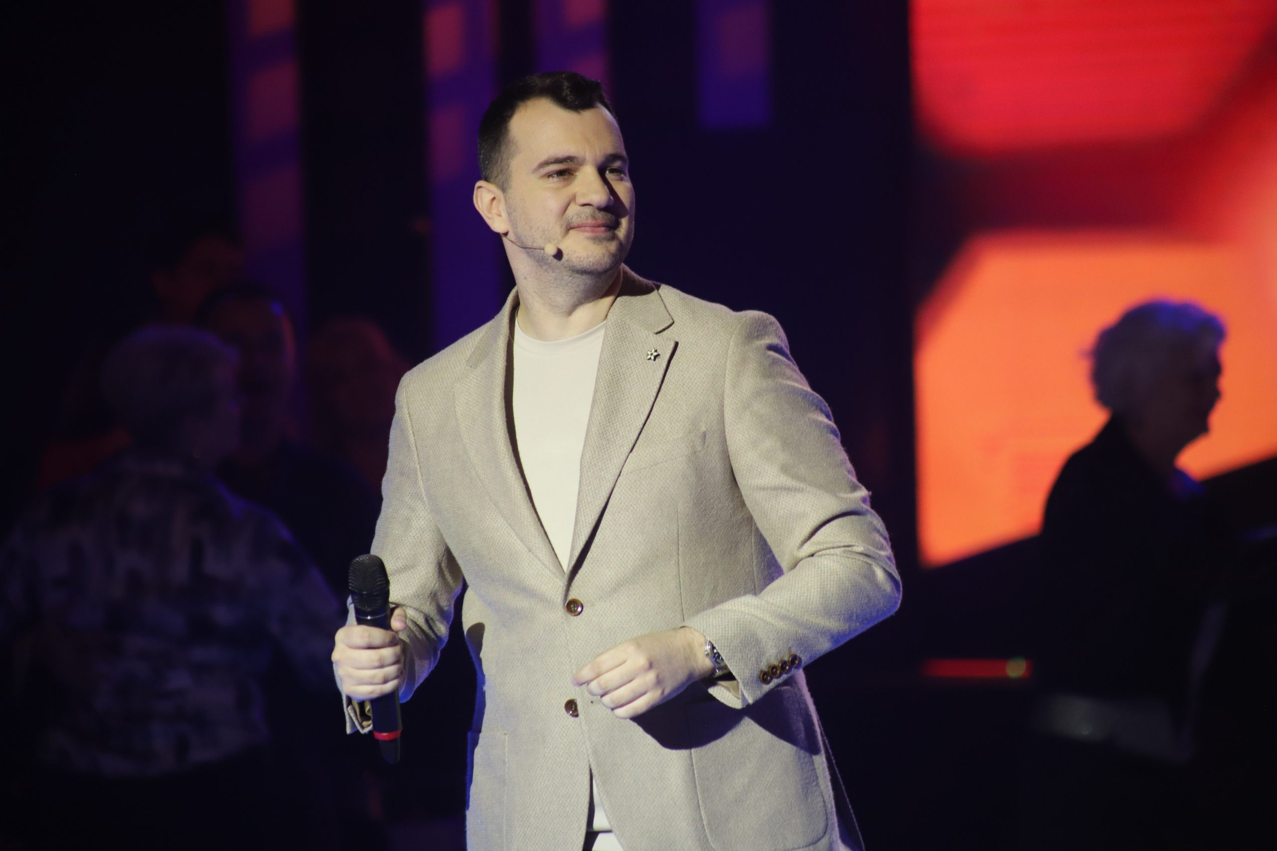’Sleteo’ sa Fejsbuka pravo u srca publike: Simpatični advokat nasmejao sve do suza 8 MILOS BRKIC NNK SNIMANJE 07052025 FOTO ELENA 29