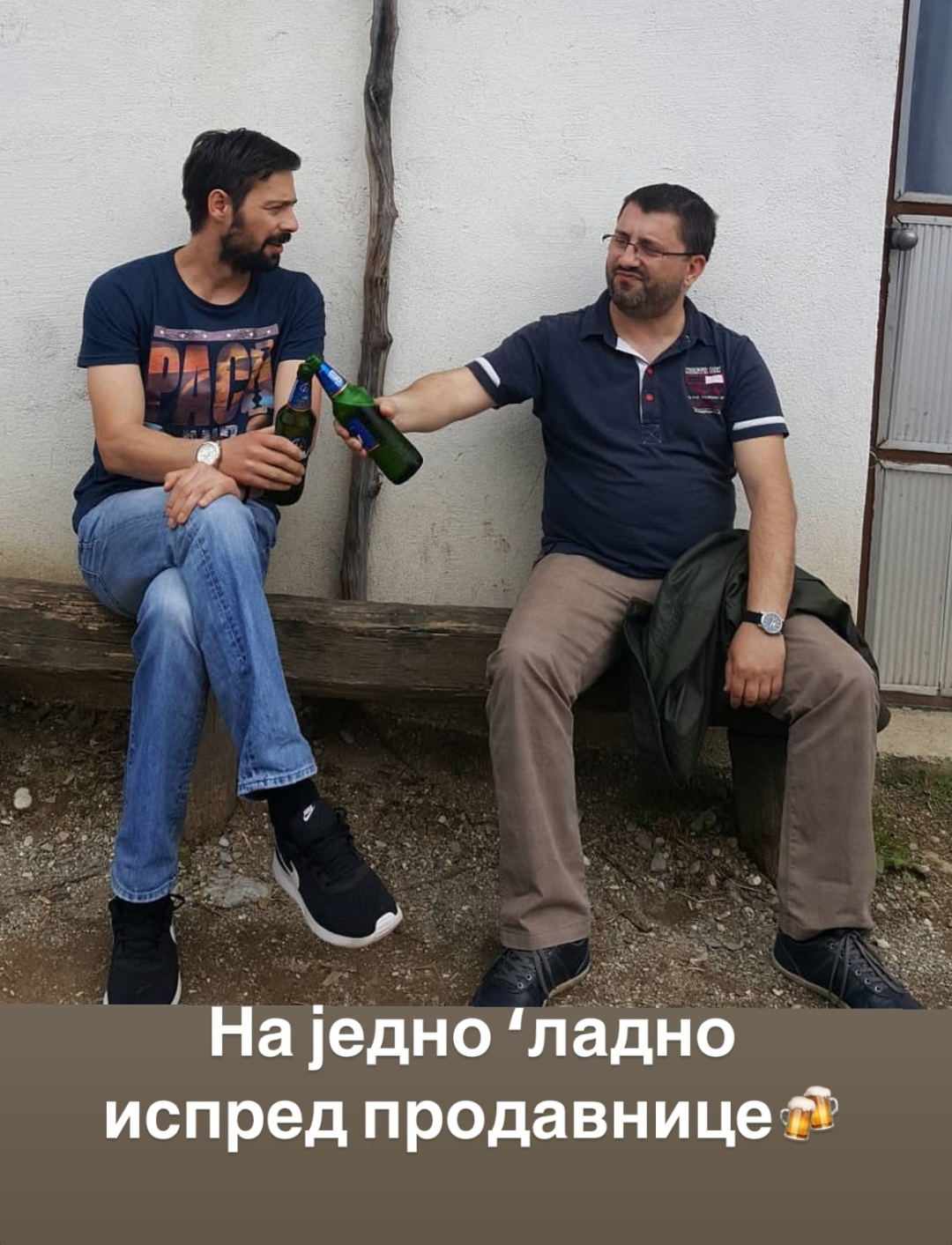 Hit scena zbog koje svi trljaju oči: Milan Vasić pije pivo ispred prodavnice FOTO 7 Milan VAsic 4