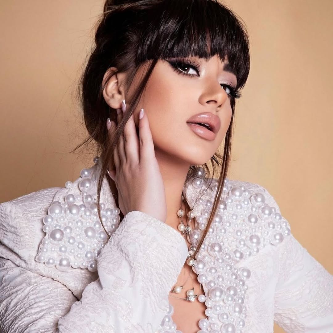 Tamara Selimović najavljuje napad na tron - neće samo da peva, već i da dominira 2 Otkrivam Vam nesto lepoooooo Prva pesma bice duet A jos kada bi znali sa kim….… 🫣 Makeup @chris.make .up Hairstile @parezanovicivan @dejan milicevic
