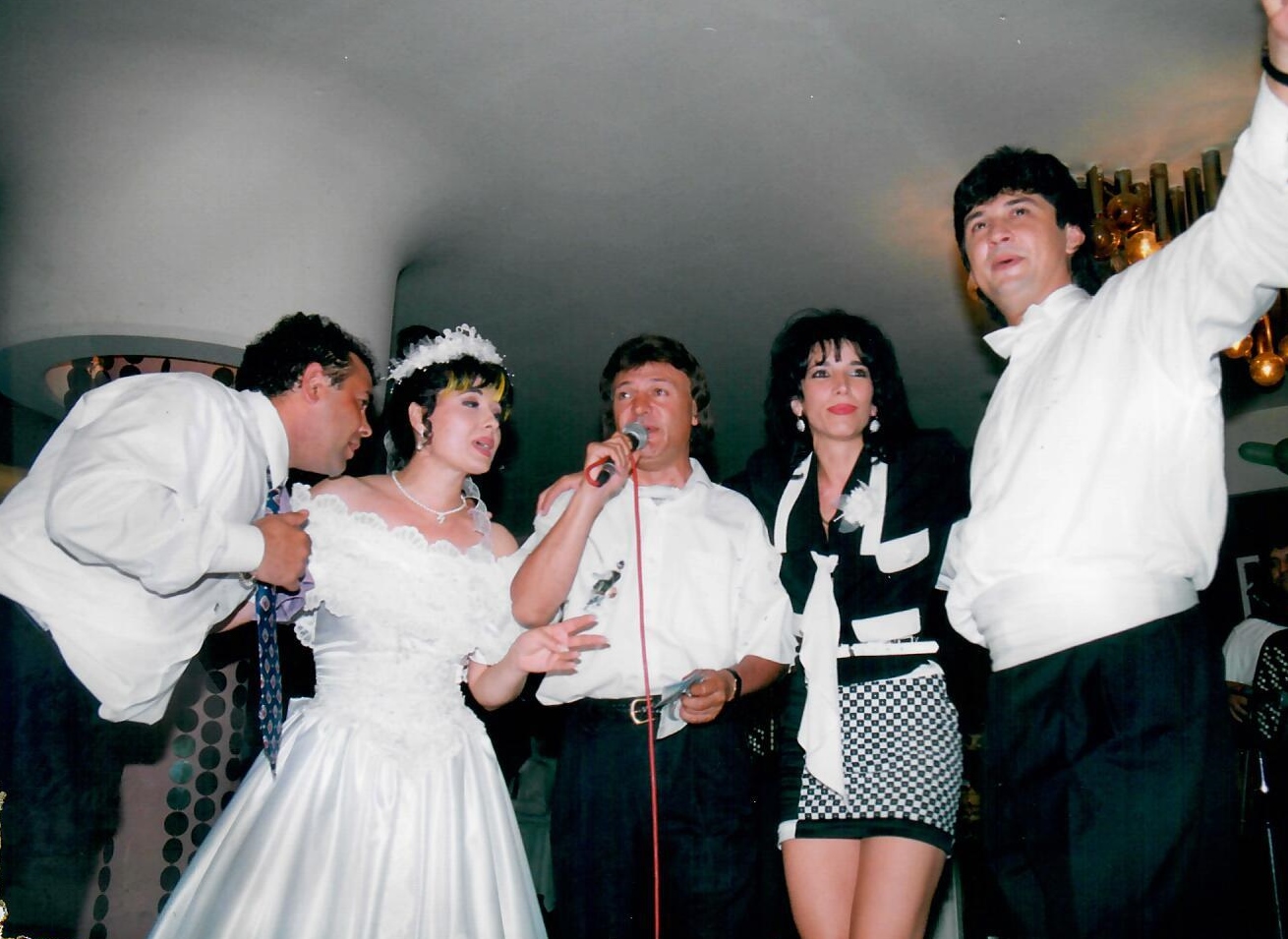 Nikad objavljene fotografije sa svadbe Zlate Petrović i Zorana Pejića: Pevačicin sin iz prvog braka pevao na stolu 9 svadba zlate petrović i peje 1996. godine