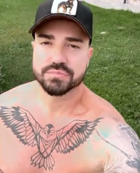 Čista romantika: Ljubio mnoge pevačice, a sad devojku verio na plaži (FOTO) 6 Screenshot 2025 05 12 194930