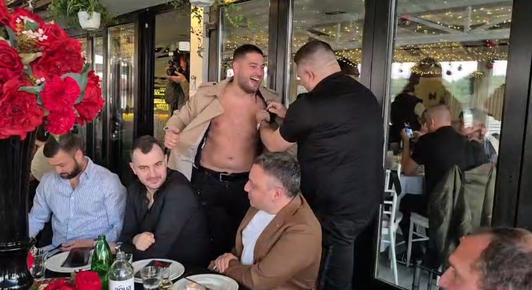 Prvo pojavljivanje Ljube Perućice nakon što je postao otac: U iscepanoj majici stigao na rođendan zvezde Granda (VIDEO) 6 Screenshot 20250513 195425 WhatsApp