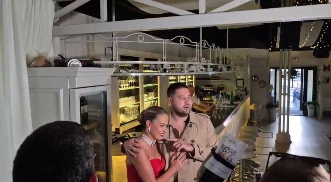 Prvo pojavljivanje Ljube Perućice nakon što je postao otac: U iscepanoj majici stigao na rođendan zvezde Granda (VIDEO) 5 Screenshot 20250513 195433 WhatsApp