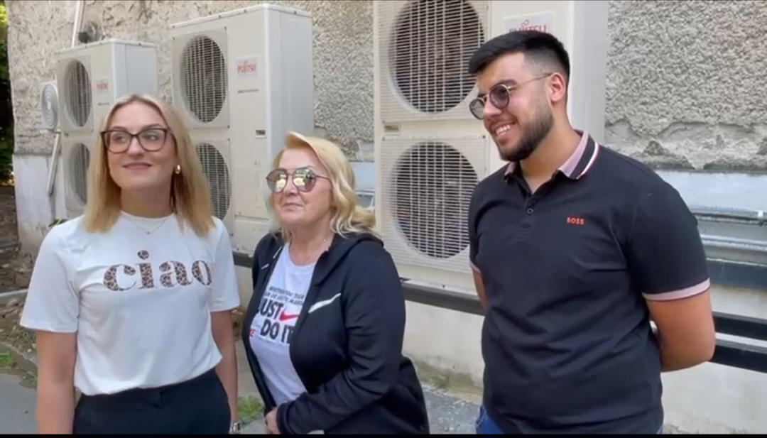 Snežana Đurišić održala lekciju kandidatima ispred studija: "Prva stvar koju treba da nauče je odgovornost" VIDEO 7 Screenshot 20250520 161249 WhatsApp