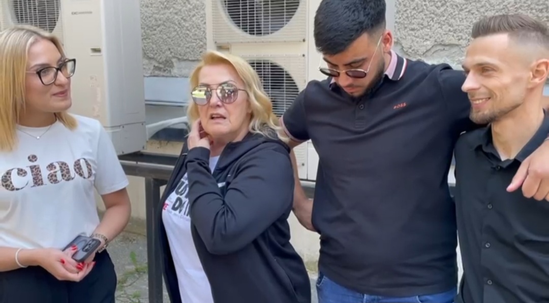 Snežana Đurišić održala lekciju kandidatima ispred studija: "Prva stvar koju treba da nauče je odgovornost" VIDEO 8 Screenshot 20250520 161256 WhatsApp
