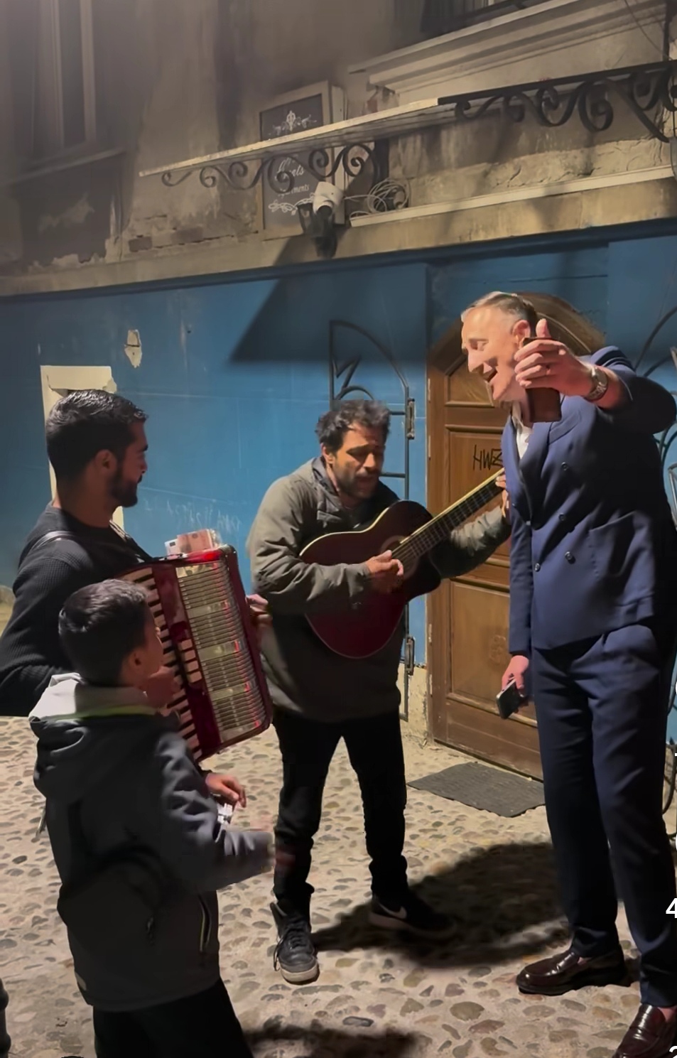 Sergej Ćetković zapevao sa uličnim sviračima, nestvarna scena usred noći u Skadarliji VIDEO 7 Sergej Cetkovic 1