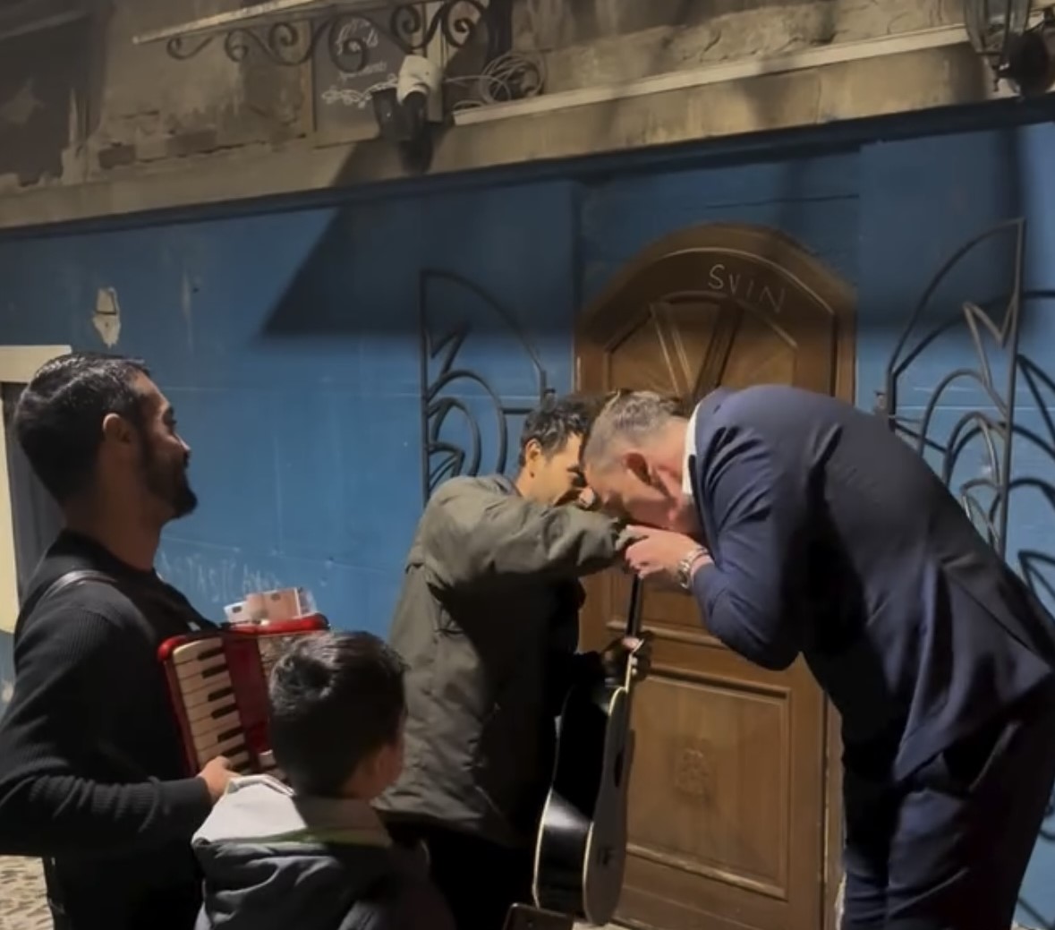 Sergej Ćetković zapevao sa uličnim sviračima, nestvarna scena usred noći u Skadarliji VIDEO 8 Sergej Cetkovic 2