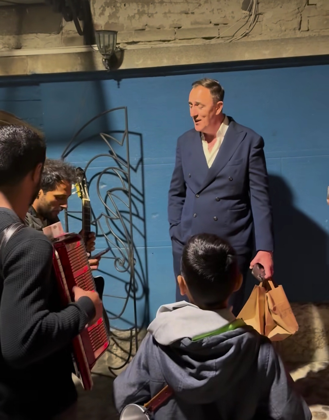 Sergej Ćetković zapevao sa uličnim sviračima, nestvarna scena usred noći u Skadarliji VIDEO 6 Sergej Cetkovic 5
