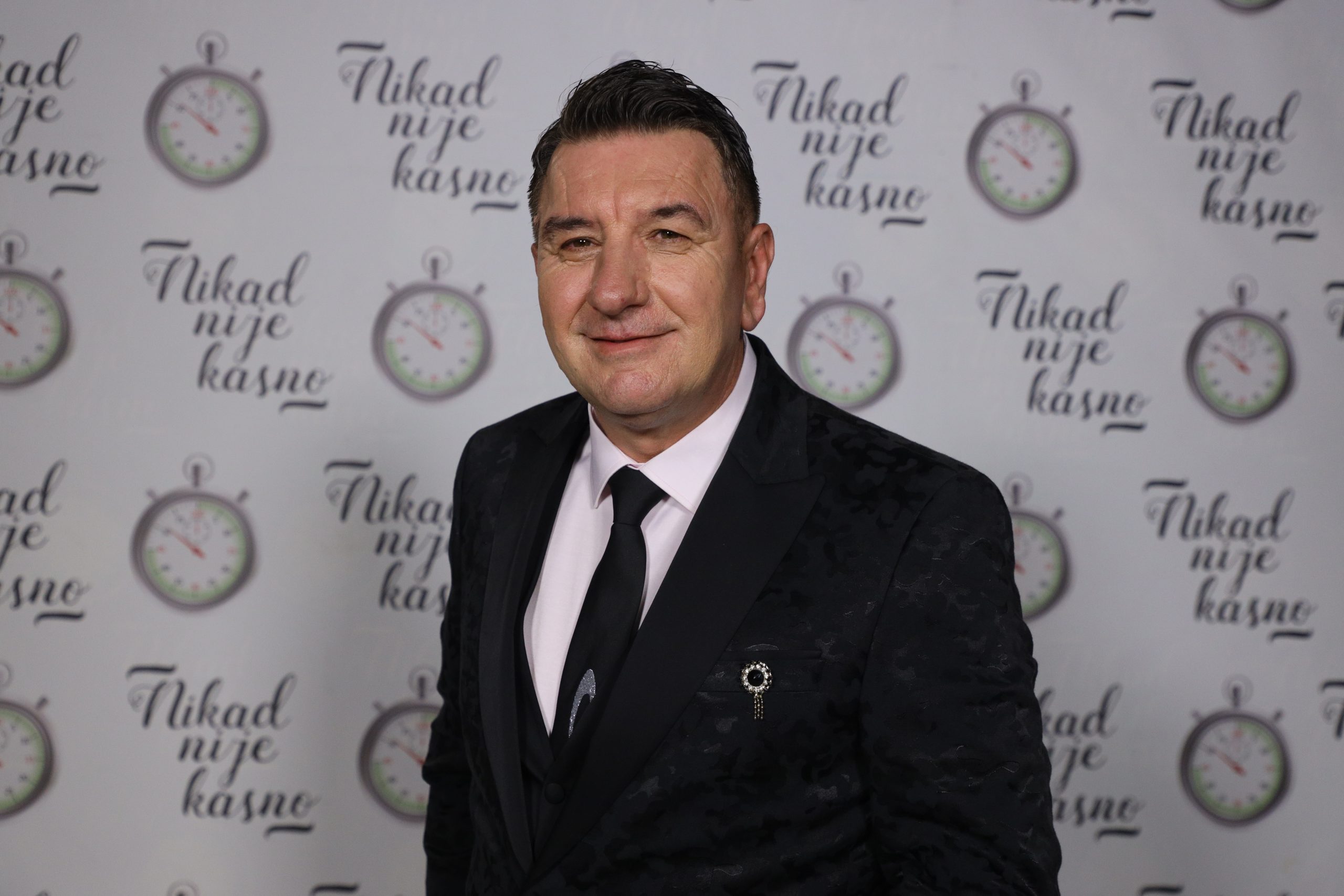 "Sve se izdešavalo" Toni Tušev iz „Nikad nije kasno“: Poklanjao kola pevačicama, traži menadžera za turneju VIDEO 7 TONI TUSEV 53 GOD. TETOVO 12