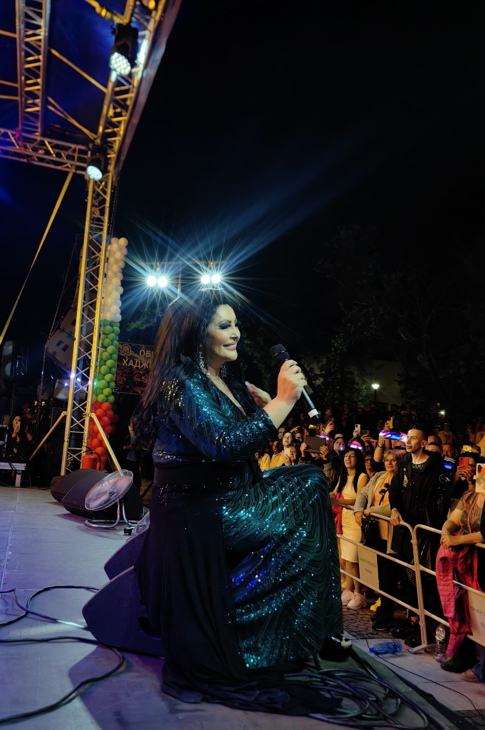 Dragana Mirković održala koncert na granici Grčke i Bugarske: Sišla u publiku, fanovi je obasipali poljupcima VIDEO 5 WhatsApp Image 2025 05 07 at 12.30.10