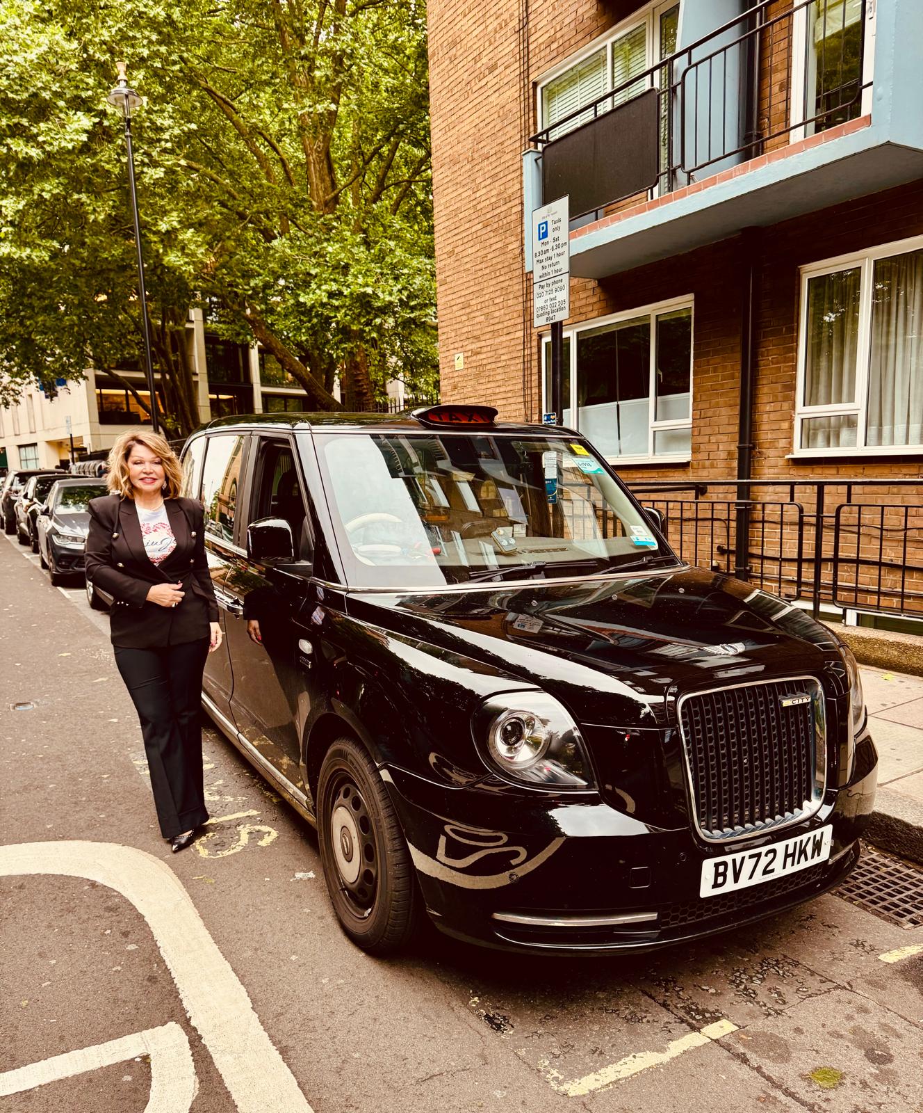 Neda Ukraden vozi taksi u Londonu, pevačica uhvaćena u nesvakidašnjoj situaciji (FOTO) 6 WhatsApp Image 2025 05 28 at 08.31.20 1