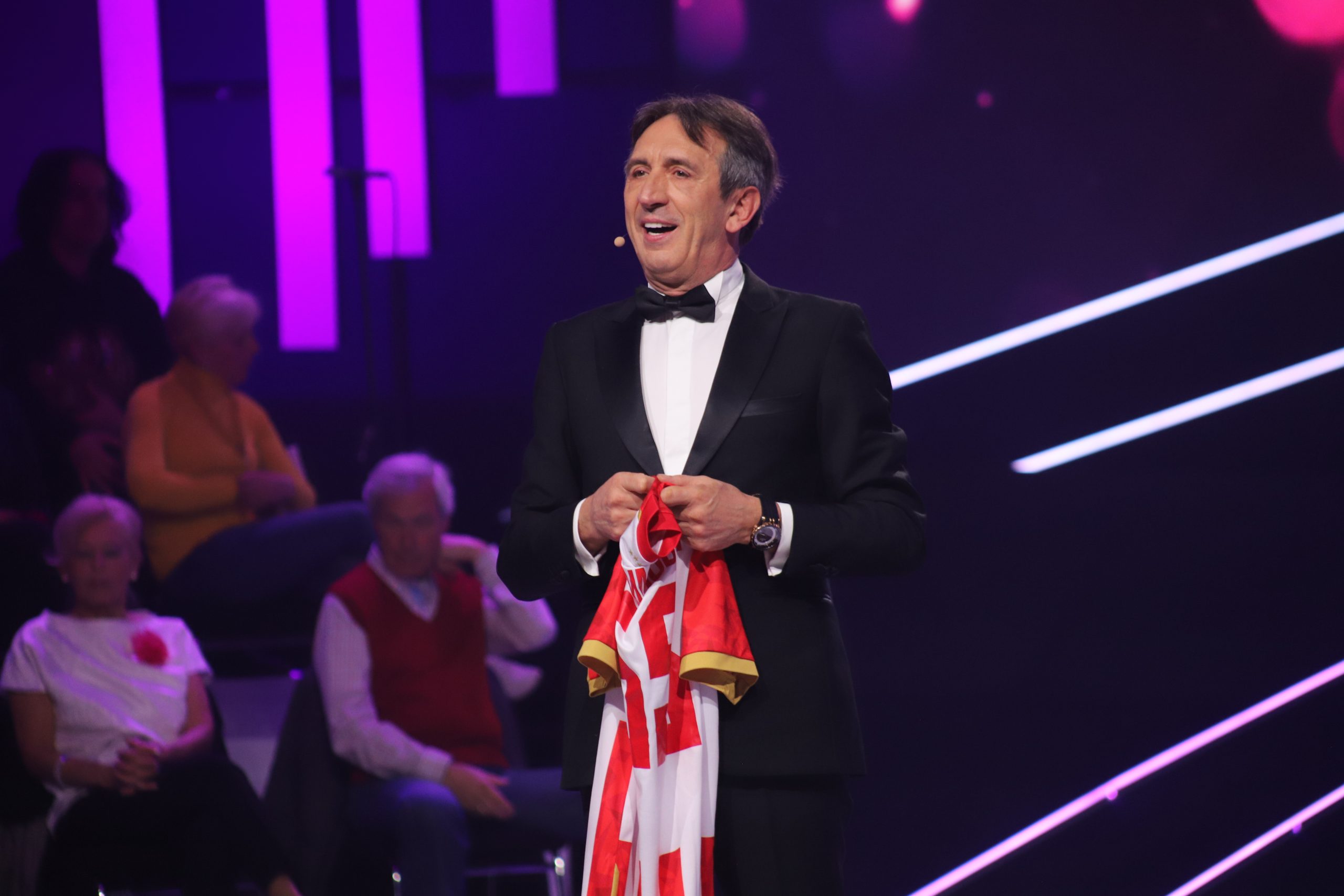Žika Jakšić tumačio tekst tradicionalne pesme, pa nasmejao sve do suza: "Zvao sam Gugl u pomoć" VIDEO 7 ZIKA JAKSIC SA DRESOM CZ NNK SNIMANJE 03042025 FOTO ELENA 20