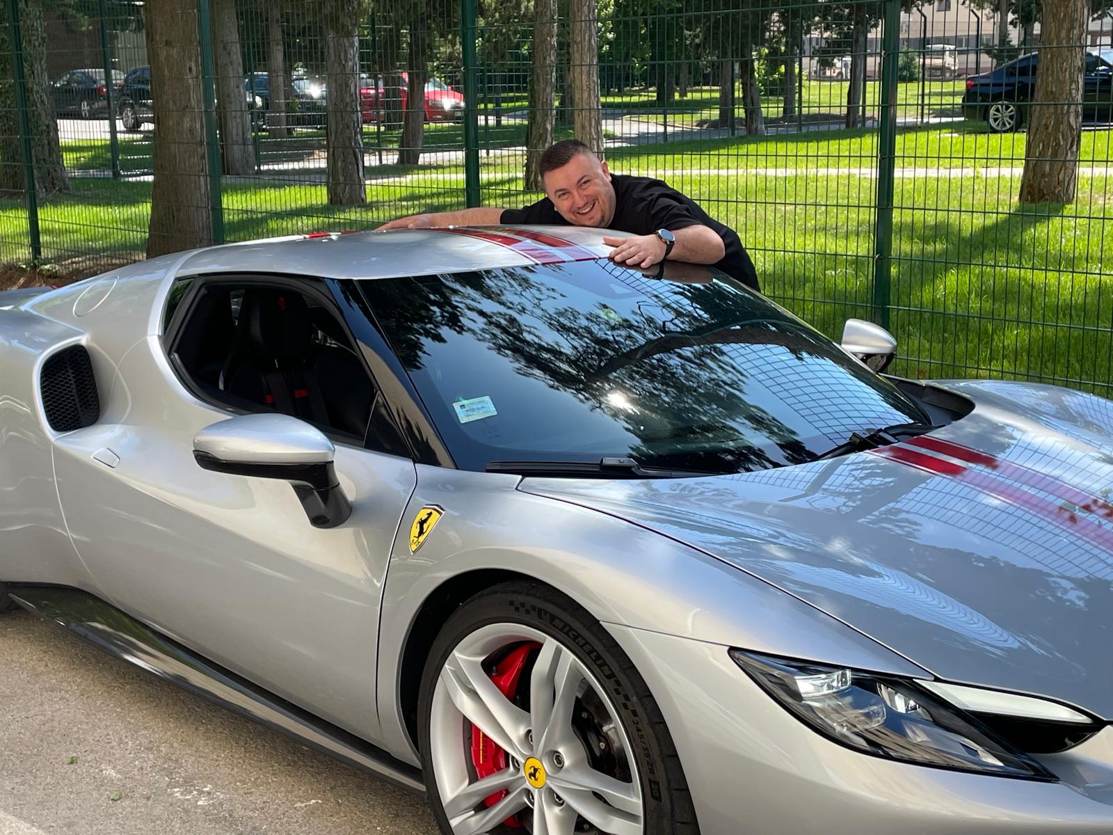 Peva, popravlja i juri 300 na sat: Zoran Ružić otkriva kako je završio u Ferariju i čime se konkretno bavi (VIDEO) 10 Zoran Ferrari sa autom 1