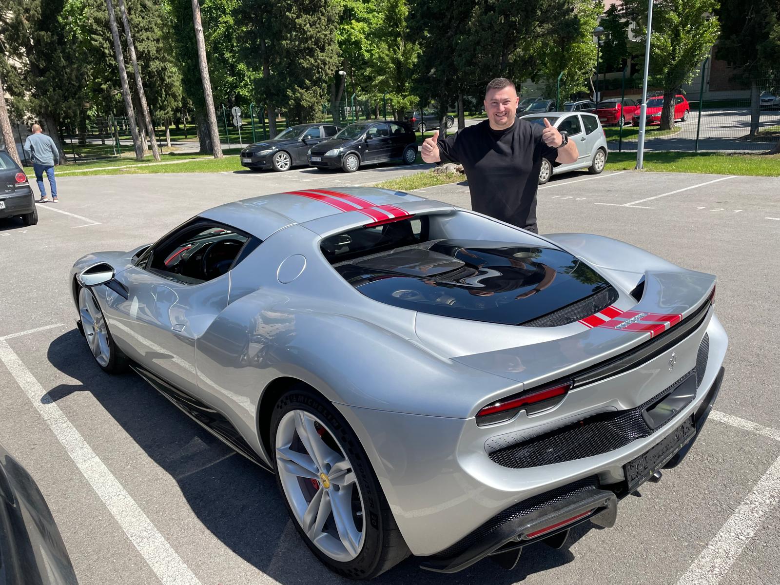 Peva, popravlja i juri 300 na sat: Zoran Ružić otkriva kako je završio u Ferariju i čime se konkretno bavi (VIDEO) 7 Zoran Ferrari sa autom 2