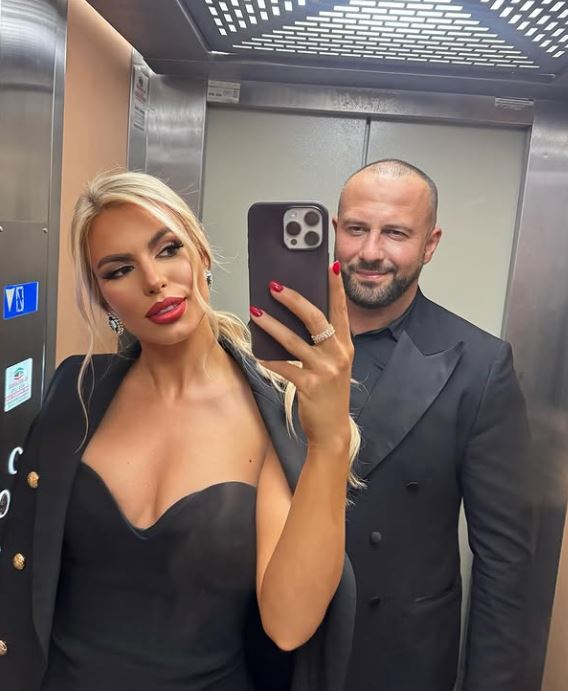 Ovo je 11 godina mlađa supruga Dada Polumente: Fatalna plavuša mu rodila 2 ćerke, a izgleda brutalno FOTO 8 dado polumenta zena